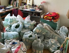 ​​​​​​​​​​​​​​&nbsp;단독주택 유품정리 현장입니다.집안이 복잡한 관계로 유가족 분께서 무료방문견적을 요청하셨으며 다음날 견적 책정 후 바로 작업을 시작하였습니다.건물주 분이 벽지 및 장판제거, 항균탈취 작업을 추가적으로 요청함에 따라&nbsp;유가족 분과의&nbsp;상담 후 복합적인 작업을 진행하기로 협의하였습니다.1일차- 유품정리, 장판제거 -집안의 물건을 모두 정리하였습니다.집안의 장판을 모두 제거하였습니다.2일차- 벽지제거, 항균탈취, 작업완료&nbsp;-집안의 벽지를 모두 제거하였습니다.연막항균제를 살포하여 집안의 항균탈취, 소취 작업을 완료하였습니다.유가족 분의 현장 확인 후 작업을 종료하였습니다.​&nbsp;