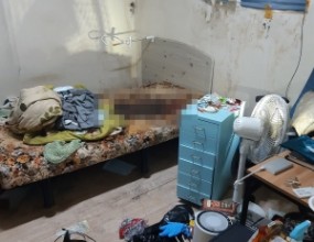 고인의 마지막 정리유가족 통합 솔루션스위퍼스 유품정리 특수청소고독사 자살현장 유품정리 특수청소 전문업체, 시체악취제거&nbsp;www.sweepers.co.kr스위퍼스 카솔루션사망자 자동차 처분 토탈 서비스, 극단적 선택 차량 특수청소 프로세스&nbsp;www.carsolution.co.kr[고인 유품정리][고독사 변사사건현장 특수청소]&nbsp; &nbsp;&nbsp; &nbsp;&nbsp;세입자의 고독사로 인하여 집안의 오염제거 및 위생처리 작업이 필요하다는 건물주분의 연락을 받고 무료방문견적을 진행하였습니다.다음날, 집안 내부를 점검하여 작업의 범위 및 견적을 산정하였으며 건물주분과의 상담 후 곧바로 고인 유품정리, 고독사 특수청소 작업을 시작하였습니다.&nbsp; &nbsp;&nbsp; &nbsp;&nbsp;[주요 작업 진행 과정]고인의 사망과 관련하여 유가족분들께서 모든 것을 포기하신 상황인 관계로 집안의 물건을 모두 정리한 뒤 폐기 처리하였습니다.혈액, 부패액으로 오염되어 있는 침대 매트리스를 절단한 뒤 폐기 처분하였으며 혈액제거제를 살포하여 바닥에 묻어 있는 혈액을 제거하였습니다.&nbsp; &nbsp;&nbsp;장판을 일부 걷어내보니 혈액, 부패액이 콘크리트 내부까지 스며들어간 것을 확인할 수 있었습니다.이에 건물주분께 해당 오염 부분의 파쇄 작업이 필요할 것 같다는 의견을 말씀드렸으며 건물주분께서 동의하심에 따라 콘크리트 설비공사를 진행하였습니다.&nbsp; &nbsp;&nbsp; &nbsp;&nbsp;혈액, 부패액으로 오염되어 있는 콘크리트 부분을 파쇄하니 변사체 오염물이 수cm 정도 스며들어간 것을 확인할 수 있었습니다. (짙은 색)콘크리트 파쇄 작업을 완료한 후 새로운 시멘트로 재시공을 진행하였습니다.&nbsp; &nbsp;&nbsp;일주일 뒤, 현장에 방문하여 벽지제거 작업을 진행하였습니다.집안의 모든 벽지를 제거한 뒤, 본격적으로 자외선오존 살균, 소독 작업을 진행하였습니다.자외선(UV) - 오염된 집안의 박테리아 및 바이러스 DNA에 영향을 주어 죽이거나 번식을 방지하고 짧은 시간 안에 사멸시킵니다.오존(OZONE) - 박테리아 및 바이러스에 치명적인 산화력을 가지고 있는 무색의 자극성 냄새를 가진 분자로서 악취가 나는 분자들과 결합하여 악취가 나지 않는 분자로 산화시킵니다.&nbsp; &nbsp;&nbsp;집안 전체적으로 청소를 진행하였습니다.&nbsp; &nbsp;&nbsp; &nbsp;&nbsp;집안 전체적으로 살균세정 작업을 진행하였습니다.살균성소취제, 연막항균제를 살포하여 집안 전체적으로 항균탈취, 소취 작업을 모두 완료하였습니다.&nbsp;작업 완료에 따른 집안 실내 복합 가스를 측정하였습니다.일시 : 2021년 04월 20일시각 : 오후 01시 25분ODOR : 0.00PPM (냄새)H2S : 0.00PPM (황화수소)TVOC : 0.00PPM (유기화합물)NH3 : 0.00PPM (암모니아)건물주분의 현장 확인 후 작업을 종료하였습니다....스위퍼스 통합센터비상상태는 계획되어 있지 않습니다.당사는 그것을 이해하고 있으며 주 7일, 하루 24시간 의뢰인분들의 요구에 대응할 준비가 되어 있습니다.유품정리 특수청소 온라인 접수 : www.sweepers.kr/service대표번호 : 1800-986224시간 긴급 대응 서비스 : 010-5400-9862사망자 자동차 처분 온라인 접수 : www.carsolution.co.kr/contact대표번호 : 1800-986224시간 긴급 대응 서비스 : 010-5400-9862﻿