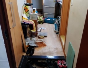 고인의 마지막 정리유가족 통합 솔루션[고인 유품정리]&nbsp; &nbsp;&nbsp; &nbsp;&nbsp;다가구주택 고인 유품정리 현장입니다.병원에서 돌아가신 고인이 거주하고 계시던 집안의 물건정리를 요청하시는 유가족분의 연락에 따라 무료방문견적을 진행하였습니다.현장 점검 후, 유가족분과 상담을 진행하였으며 며칠 뒤 고인 유품정리 작업을 진행하였습니다.&nbsp; &nbsp;&nbsp; &nbsp;&nbsp;[주요 작업 진행 과정]유가족분께서 이미 고인의 중요한 유품들을 선별하신 상황이었습니다.이에 곧바로 집안의 물건을 모두 정리하여 반출하였으며 유가족분의 현장 확인 후 작업을 종료하였습니다....스위퍼스 통합센터비상상태는 계획되어 있지 않습니다.당사는 그것을 이해하고 있으며 주 7일, 하루 24시간 의뢰인분들의 요구에 대응할 준비가 되어 있습니다.유품정리 특수청소 온라인 접수 : www.sweepers.kr/service공식홈페이지 : www.sweepers.co.kr대표번호 : 1800-986224시간 긴급 대응 서비스 : 010-5400-9862사망자 자동차 처분 온라인 접수 : www.carsolution.co.kr/contact공식홈페이지 : www.carsolution.co.kr대표번호 : 1800-986224시간 긴급 대응 서비스 : 010-5400-9862