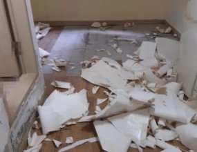 고인의 마지막 정리유가족 통합 솔루션[고독사 변사사건현장 특수청소][비전문업체 피해 현장 복원]&nbsp; &nbsp;&nbsp; &nbsp;&nbsp;최근 몇 년 사이 고독사 변사사건 현장의 전문성이 없는 비전문업체들의 난립으로 인하여 피해를 입는 유가족, 건물주 분들이 늘어만 가고 있습니다.해당 현장 또한, 원룸에서 발생한 비전문업체 피해 현장으로 유가족, 건물주 분들 모두 정신적, 금전적 피해를 입으시고 당사에 고독사 특수청소 및 후속 작업을 요청하셨습니다.현장 방문 결과, 처음 작업한 비전문업체가 무책임하다 싶을 정도로 현장을 너저분하게 방치한 채 철수하였다는 사실을 알 수 있었습니다.유가족, 건물주 분들 모두에게 물어보니 비전문업체는 고독사 현장에서의 완벽한 마무리를 강조하더니 데코타일을 제거하자 시신의 오염물이 콘크리트 바닥으로 스며들어 간 것을 확인하고는 중도에 철수하였다고 말씀하셨습니다.이미 선금을 지불한 마당이라 어쩔 도리가 없었다며 이에 유가족, 건물주 분들에게 필요한 후속 작업을 안내드린 뒤 곧바로 고독사 특수청소 작업을 시작하였습니다.&nbsp;작업 시작에 앞서 집안 실내에서 발생하는 시신부패 악취의 원인이 되는 가스를 측정하였습니다.일시 : 2021년 03월24일시각 : 오전 11시20분ODOR(냄새) : 0.00PPMH2S(황화수소) : 0.00PPMTVOC(유기화합물) : 0.25PPMNH3(암모니아) : 0.17PPM&nbsp; &nbsp;&nbsp;[주요 작업 진행 과정]설비공사를 진행할 수 있도록 바닥에 남아 있는 데코타일을 모두 제거하였습니다.그리고 공사 일정을 건물주분에게 알려드렸으며 공사 안내문을 건물 출입구에 부착하였습니다.&nbsp; &nbsp;&nbsp; &nbsp;&nbsp; &nbsp;&nbsp;이틀 뒤, 콘크리트 바닥 설비공사를 진행하였습니다.건물주분의 요청에 따라 세입자들의 출근 시간 이후인 낮 시간대에 공사를 진행하였습니다.콘크리트 파쇄 결과 시신의 혈액, 부패액이 콘크리트 바닥 깊숙이 스며들어간 것을 확인할 수 있었습니다.회색의 콘크리트 조각과 비교되는 짙은 색의 콘크리트 조각 및 부분들은 시신의 혈액, 부패액 등이 스며들어간 자국입니다.보일러 배관까지 깊이 닿을 정도로 콘크리트 바닥이 오염되어 있을 경우 설비공사가 아닌 이상 시신부패 악취의 제거가 어렵습니다.(* 설비공사가 불가한 현장의 경우 콘크리트 표면에 약품 세척, 중화 및 건조, 코팅 작업을 진행하여 시신부패 악취를 차단할 수는 있지만 그 결과는 장담해 드릴 수 없습니다.)&nbsp; &nbsp;&nbsp; &nbsp;&nbsp; &nbsp;&nbsp;파쇄한 콘크리트 조각들을 모두 제거한 뒤 재시공을 진행하였습니다.다음 작업으로 넘어가기 위해서는 콘크리트 바닥이 건조되어야 하니 건물주분에게 상황을 설명드린 뒤 현장에서 철수하였습니다.&nbsp; &nbsp;&nbsp; &nbsp;&nbsp;며칠 뒤, 현장에 방문하여 콘크리트 바닥을 점검하였으며 이상이 없음에 따라 집안에 남아있는 벽지를 모두 제거하고 본격적으로 자외선오존 살균, 소독 및 시신부패악취제거, 공기정화 작업을 진행하였습니다.자외선(UV) - 오염된 집안의 박테리아 및 바이러스 DNA에 영향을 주어 죽이거나 번식을 방지하고 짧은 시간 안에 사멸시킵니다.오존(OZONE) - 박테리아 및 바이러스에 치명적인 산화력을 가지고 있는 무색의 자극성 냄새를 가진 분자로서 악취가 나는 분자들과 결합하여 악취가 나지 않는 분자로 산화시킵니다.&nbsp; &nbsp;&nbsp; &nbsp;&nbsp;다음날 산업용탈취제, 연막항균제를 살포하여 집안의 항균탈취, 소취 작업을 모두 완료하였습니다.&nbsp;모든 작업이 완료됨에 따라 집안 실내의 복합 가스를 측정하였습니다.일시 : 2021년 04월02일시각 : 오후 03시51분ODOR(냄새) : 0.00PPMH2S(황화수소) : 0.00PPMTVOC(유기화합물) : 0.00PPMNH3(암모니아) : 0.00PPM건물주분의 현장 확인 후 이상이 없음에 따라 유가족분에게도 연락을 드려 작업 완료 상황을 전달하였으며 작업 비용을 정산한 뒤 현장에서 철수하였습니다....스위퍼스 통합센터비상상태는 계획되어 있지 않습니다.당사는 그것을 이해하고 있으며 주 7일, 하루 24시간 의뢰인분들의 요구에 대응할 준비가 되어 있습니다.유품정리 특수청소 온라인 접수 : www.sweepers.kr/service공식홈페이지 : www.sweepers.co.kr대표번호 : 1800-986224시간 긴급 대응 서비스 : 010-5400-9862사망자 자동차 처분 온라인 접수 : www.carsolution.co.kr/contact공식홈페이지 : www.carsolution.co.kr대표번호 : 1800-986224시간 긴급 대응 서비스 : 010-5400-9862﻿
[이 게시물은 최고관리자님에 의해 2023-02-19 16:53:45 고독사에서 이동 됨]