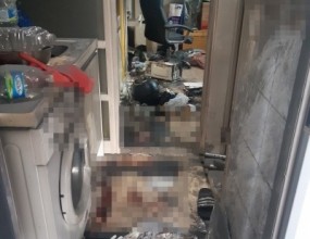 [고인유품정리]
[극단적 선택 현장 특수청소]
[화재현장청소]



&nbsp; &nbsp; &nbsp;
&nbsp;
&nbsp; &nbsp; &nbsp;

원룸 극단적 선택 현장입니다.
본인이 소유하고 있는 원룸에서 세입자가 극단적인 선택을 하였는데, 모종의 알 수 없는 이유로 집안에 화재까지 발생하여 변사사건에 대한 특수청소는 물론 화재현장과 관련한 특수청소도 필요하다는 건물주분의 연락을 받고 방문 견적을 위하여 현장으로 이동하였습니다.

사건 현장 바닥에 흘러 있는 변사체 혈액, 부패액의 오염 상태와 집안에서 발생하는 시신 부패 악취의 농도로 볼 때 고인은 사망 후, 일주일 이상 경과된 것으로 추정되었습니다.
그렇다면 화재가 발생한 시점이 매우 궁금할 수밖에 없었는데 만약 고인이 번개탄 등의 물건을 사용하여 사망한 것이었고 곧바로 화재가 발생하였다면 고인이 이렇게 장기간 동안 방치되지는 않았을 것입니다.
이와 반대로 고인이 사망 후, 며칠간 방치된 이후에 화재가 발생한 것이라면 그 이유가 무엇인지도 물음을 제기할 수밖에 없는 상황이었습니다.

이에 혹시 모를 사태를 대비하여 건물주분께 연락하여 해당 현장의 사건이 종료되었는지, 그리고 고인의 사망진단서가 발급되었는지를 재차 확인하였으며 문제가 없다는 답변을 받음에 따라 고인 유품정리, 자살현장 특수청소 작업을 진행하였습니다.



&nbsp; &nbsp; &nbsp;

먼저 바닥에 널브러져 있는 가재도구들을 어느 정도 정리한 뒤, 오염제거 작업을 진행하였습니다.
고인이 사망한 위치에 흘러 있는 오염 부분에 혈액제거제를 살포하여 변사체 혈액, 부패액을 닦아내었습니다.



&nbsp; &nbsp; &nbsp;

이후 집안의 물건을 모두 정리한 뒤, 데코타일 장판을 하나씩 걷어내었습니다.
역시 예상하였던 대로 데코타일 틈새로 변사체 혈액, 부패액이 흘러내려간 것을 확인할 수 있었습니다.
하지만 콘크리트 바닥에 존재하는 변사체 오염물의 양이 적은 편이었고 표면에만 묻어 있었기에 약품을 사용한 중화, 세척 작업만으로도 충분히 제거할 수 있었습니다.



&nbsp; &nbsp; &nbsp;

변사체 오염물을 모두 제거한 뒤, 집안 전체적으로 데코타일 장판과 벽지를 모두 제거하였습니다.



&nbsp; &nbsp; &nbsp;
&nbsp;
&nbsp; &nbsp; &nbsp;

물리적인 작업이 완료된 후, 집안 전체적으로 자외선오존 살균, 소독 및 시신부패악취제거, 공기 정화 작업을 진행하였습니다.
자외선(UV) - 오염된 집안의 박테리아 및 바이러스 DNA에 영향을 주어 죽이거나 번식을 방지하고 짧은 시간 안에 사멸시킵니다.
오존(OZONE) - 박테리아 및 바이러스에 치명적인 산화력을 가지고 있는 무색의 자극성 냄새를 가진 분자로서 악취가 나는 분자들과 결합하여 악취가 나지 않는 분자로 산화시킵니다.

마지막으로 살균성소취제 및 연막항균제를 살포하여 집안 전체적으로 항균 탈취, 소취 작업을 모두 완료하였습니다.
.
.
.



스위퍼스 통합센터
비상상태는 계획되어 있지 않습니다.
당사는 그것을 이해하고 있으며 주 7일, 하루 24시간 의뢰인분들의 요구에 대응할 준비가 되어 있습니다.

대표번호 : 1800-9862
24시간 긴급 대응 서비스 : 010-5400-9862
견인, 보관 장소 : 경기도 파주시 광탄면 호주골길 125

