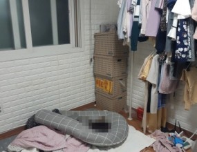 [고인 유품정리]
[극단적 선택 현장 특수청소]



&nbsp; &nbsp; &nbsp;
&nbsp;
&nbsp; &nbsp; &nbsp;

원룸 극단적 선택 현장입니다.
세입자의 극단적 선택으로 인하여 집안의 유품정리와 특수청소 작업이 필요하다는 건물주(집주인)분의 연락을 받고 다음날 현장으로 출동하였습니다.
현장 점검 후, 다음 세입자의 입주가 가능한 수준으로의 작업 범위와 작업 기간, 작업 비용 등을 건물주분과 상담하였으며 상호 간의 협의된 내용에 따라 고인 유품정리, 특수청소 작업을 시작하였습니다.



&nbsp; &nbsp; &nbsp;

<주요 작업 진행 과정>
혈액, 부패액으로 오염되어 있는 침구류 및 가재도구를 모두 제거하였습니다.
집안의 물건을 모두 정리하였습니다.
집안의 벽지와 장판을 모두 제거하였습니다.



&nbsp; &nbsp; &nbsp;
&nbsp;
&nbsp; &nbsp; &nbsp;

집안 전체적으로 자외선오존 살균, 소독 및 시신부패악취제거, 공기정화 작업을 진행하였습니다.
살균성소취제, 연막항균제를 살포하여 집안 전체적으로 항균탈취, 소취 작업을 모두 완료하였습니다.
.
.
.


&nbsp;
스위퍼스 통합센터
비상상태는 계획되어 있지 않습니다.
당사는 그것을 이해하고 있으며 주 7일, 하루 24시간 의뢰인분들의 요구에 대응할 준비가 되어 있습니다.

대표번호 : 1800-9862
24시간 긴급 대응 서비스 : 010-5400-9862
견인, 보관 장소 : 경기도 파주시 광탄면 호주골길 125
&nbsp;
&nbsp;
&nbsp;
&nbsp;