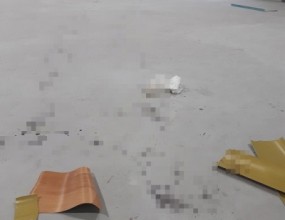 [강력범죄현장 특수청소]


&nbsp;
&nbsp; &nbsp; &nbsp;
&nbsp;
&nbsp; &nbsp; &nbsp;

강력범죄현장 특수청소 건입니다.
살인 사건이 발생한 지역의 관할 경찰서 청문감사실의 의뢰를 받고 며칠 뒤, 현장으로 출동하였습니다.
현장 점검 후, 담당 형사님에게 작업 과정 및 전달 서류를 안내해 드렸으며 곧바로 살인 사건 현장의 오염제거 및 위생처리 작업을 진행하였습니다.



&nbsp; &nbsp; &nbsp;
&nbsp;
&nbsp; &nbsp; &nbsp;

<주요 작업 진행 과정>
혈액제거제를 살포하여 바닥에 묻어 있는 혈흔을 중화시킨 뒤 모두 제거하였습니다.
작업장 전체적으로 자외선오존 살균, 소독 작업을 진행하였습니다.
살균성소취제, 연막항균제를 살포하여 작업장 전체적으로 항균탈취, 소취 작업을 진행하였습니다.



&nbsp; &nbsp; &nbsp;

당일 오후, 모든 작업을 마무리 지었습니다.
강력범죄현장의 경우 굉장히 심각한 현장이 아닌 이상 1일 작업으로 완료하는 것이 통상적입니다.
작업 완료 상황을 형사님에게 알려드렸으며 며칠 뒤, 작업 완료 보고서 및 각종 서류를 완비하여 전달해 드렸습니다.
.
.
.





스위퍼스 통합센터
비상상태는 계획되어 있지 않습니다.
당사는 그것을 이해하고 있으며 주 7일, 하루 24시간 의뢰인분들의 요구에 대응할 준비가 되어 있습니다.

대표번호 : 1800-9862
24시간 긴급 대응 서비스 : 010-5400-9862

견인, 보관 장소 : 경기도 파주시 광탄면 호주골길 125
&nbsp;
﻿