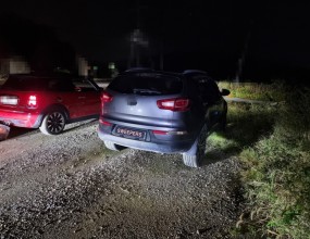 고인의 마지막 정리
유가족 통합 솔루션





&nbsp;


고인이 차량 안에서 어떠한 이유로 사망을 하였으며, 장시간의 기간이 경과된 이후에 고독사로 발견된 관계로 차량 내부의 오염 상태가 심각하여 이에 대한 문제 해결이 필요하다는 유가족분의 연락을 받고 상담을 이어나갔습니다.
현재 차량은 지방 먼 곳의 야산 도로 주변에 방치되어 있으며 자동차키를 보내주겠다는 유가족분의 말씀에 따라 퀵서비스를 이용하여 자동차 열쇠를 전달받은 뒤, 밤늦은 시각에 현장으로 이동하였습니다.
새벽 시간이 되어서야 현장에 도착할 수 있었으며 곧바로 차량 확인 및 점검을 진행하였습니다.





&nbsp;

&nbsp;


차량 내부에는 시신 부패 악취가 발생하고 있었고 고인이 사망한 위치를 주변으로 혈액, 부패액으로 오염된 의류 및 가재도구들이 널브러져 있었습니다.
또한, 바닥의 카매트를 들춰보니 바닥에는 다량의 파리 유충(구더기)이 군집을 이루고 있었으며 카펫에는 혈액, 부패액이 스며들어간 것을 확인할 수 있었습니다.

차량 전체 점검을 완료한 후, 유가족분과 상담을 이어나갔습니다.
유가족분은 해당 차량의 말소 폐차 처리를 원하셨지만 현재 상속 과정 중에 있어 차량의 보관이 필요하신 상황이었습니다.
이에 당사가 폐차가 가능한 수준으로의 오염물 제거 작업을 진행하고, 유가족분의 상속이 완료되는 날까지 보관을 유지한 뒤, 추후 말소 폐차 처리까지 대행해 드리겠다고 제안하였으며 유가족분께서 동의하심에 따라 견인회사에 연락하여 견인차를 요청하였습니다.


* 참고
당사는 변사사건으로 인한 고인 명의 자동차의 문제 해결에 있어 특수청소만 진행하지 않습니다.
차량의 실제 잔존 가치 / 각종 사고 유무 / 보험 이력 / 저당 설정 / 특수청소 범위 / 악취제거 범위 / 내부 복원 범위 / 정상화 조치 등 종합적인 상황을 파악한 후 차량의 견인, 보관을 시작으로 유가족분들의 상속(단순승인 / 한정승인 / 상속포기) 결정에 따른 후속 조치를 이어나갑니다.
유가족분들의 상속 방향이 결정되면 당사는 유가족분들과 법조계(법무법인 / 파산관재인 등) 및 금융사(캐피탈 / 저축은행 등)와의 지속적인 소통, 업무 연계를 통하여 고인 명의 자동차의 문제를 해결합니다.





&nbsp;


새벽 시간인 관계로 견인차 호출이 지연되어 현장에서 대기하였습니다.
차량 내부에서 휴식을 취한 뒤, 견인차가 도착하여 당사로의 견인을 진행하였습니다.






다음날 아침, 당사에 입고된 고독사 차량입니다.
해당 차량은 먼저 특수청소 작업을 진행하고 일정 기간 보관할 것이며, 이후 유가족분의 상속 과정이 완료되면 말소 폐차를 진행할 예정입니다.


* 참고
심각하게 오염된 변사사건 차량은 어떠한 이유든지 간에 먼저 특수청소를 진행하는 것이 통상적입니다.
유가족의 차량 인수 / 상속 기간에 따른 차량의 장기 보관 / 낮은 잔존가치에 따른 말소(폐차, 수출) / 저당 설정에 따른 금융사 회수 / 차량 대여에 따른 렌트카 및 리스 회사 반납 등 특수청소를 선행한 후, 종합적인 상황을 판단하여 후속 조치를 이어나가야 합니다.
.
.
.



