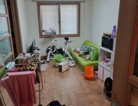 고인의 마지막 정리
유가족 통합 솔루션




&nbsp; &nbsp; &nbsp;

&nbsp; &nbsp; &nbsp;

&nbsp; &nbsp; &nbsp;

경찰청 강력범죄현장청소 의뢰 건입니다.
다세대주택에서 살인사건이 발생하여 범죄피해자보호지원제도에 따른 특수청소 지원이 필요하다는 사건 발생 관할 경찰서 청문감사실 담당 형사님의 연락을 받고 며칠 뒤, 방문 견적을 진행하였습니다.
현장 확인 결과 바닥을 중심으로 다량의 혈흔이 비산 되어 있는 것을 확인할 수 있었으며 파손 및 혈액으로 오염되어 있는 가재도구의 상황을 살펴본 후 형사님과 상담을 이어나갔습니다.
이미 유가족분들이 현장에 진입하여 고인의 중요 유품을 선별한 상황이라 집안 전체적으로 물건을 정리해달라는 형사님의 말씀에 따라 강력범죄현장 유품정리, 특수청소 작업을 진행하였습니다.


<주요 작업 진행 과정>
파손 및 혈액으로 오염되어 있는 가재도구를 정리, 반출한 뒤 집안의 물건을 모두 정리하였습니다.




&nbsp; &nbsp; &nbsp;

&nbsp; &nbsp; &nbsp;

혈액제거제를 살포하여 바닥과 주변에 묻어 있는 혈흔을 모두 제거하였으며 이후 집안 전체적으로 고온 스팀 청소를 진행하였습니다.
물리적인 작업이 완료된 후 본격적으로 자외선과 오존을 이용한 살균, 소독 작업을 이어나갔습니다.
자외선(UV) - 오염된 집안의 박테리아 및 바이러스 DNA에 영향을 주어 죽이거나 번식을 방지하고 짧은 시간 안에 사멸시킵니다.
오존(OZONE) - 박테리아 및 바이러스에 치명적인 산화력을 가지고 있는 무색의 자극성 냄새를 가진 분자로서 악취가 나는 분자들과 결합하여 악취가 나지 않는 분자로 산화시킵니다.




&nbsp; &nbsp; &nbsp;

&nbsp; &nbsp; &nbsp;

마지막으로 살균성소취제, 연막항균제를 살포하여 집안 전체적으로 항균 탈취, 소취 작업을 모두 완료하였습니다.



&nbsp;
&nbsp; &nbsp; &nbsp;

&nbsp; &nbsp; &nbsp;

모든 작업 공정을 마무리 지은 후 담당 형사님께서 검수를 진행하셨으며 집주인 및 부동산 사장님에게도 연락하여 당사 업무 완료 상황을 전달한 뒤 현장에서 철수하였습니다.
.
.
.


&nbsp;
&nbsp;