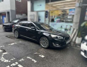 한국유품정리사협회 인증기업
스위퍼스 유품정리 특수청소






&nbsp;


사망사건사고차량 말소 처분 건입니다.
고인이 차량 안에서 사망을 하였는데 해당 차량이 고인의 명의로 되어 있어 이에 대한 말소 처분이 필요하다는 유가족분의 연락을 받고 현장으로 출동하였습니다.
차량은 동네 골목길에 주차되어 있었으며 차량 확인 후 실내 점검을 이어나갔습니다.




&nbsp;

&nbsp;


고인이 사망 후, 일정 기간 이후에 발견된 관계로 시트 및 주변에는 혈액 및 오염물이 흘러내린 상태였습니다.
이에 따른 부패 악취도 지속적으로 발생하는 상황이었으며 유가족분께 연락드린 뒤, 상호 간의 협의된 내용에 따라 해당 차량을 당사로 견인 이동 조치하였습니다.


* 참고
당사는 사망자 명의 자동차의 문제 해결에 있어 유품정리, 특수청소만 진행하지 않습니다.
차량의 실제 잔존 가치 / 각종 사고 유무 / 보험 수리 이력 / 저당 설정 비용 / 특수청소 범위 / 악취제거 범위 / 내부 복원 범위 / 정상화 조치 등 종합적인 상황을 파악한 후 차량의 견인, 보관을 시작으로 유가족분들의 상속(단순승인 / 한정승인 / 상속포기) 결정에 따른 후속 조치를 이어나갑니다.
유가족분들의 상속 방향이 결정되면 당사는 유가족분들과 법조계(법무법인 / 파산관재인 등) 및 금융사(캐피탈 / 저축은행 등), 대여회사(렌트카 / 리스회사)와의 지속적인 소통, 업무 연계를 통하여 사망자 명의 자동차의 문제를 해결합니다.




&nbsp;

&nbsp;


당사에 입고된 사망사건사고 차량입니다.
해당 차량의 말소 처분을 위하여 혈액, 부패액 등의 오염제거 및 위생처리 작업을 선행하였습니다.




&nbsp;


이후, 당사의 특수청소 업무가 종료됨에 따라 해당 차량의 말소 처분을 완료하였으며 발급받은 자동차말소등록사실증명서를 유가족분께 송부드렸습니다.
.
.
.




