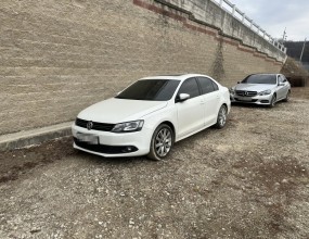 한국유품정리사협회 인증기업
스위퍼스 유품정리 특수청소
&nbsp;
&nbsp;
&nbsp;

&nbsp;

&nbsp;


사망자 명의 자동차 말소 처리 대행 건입니다.
돌아가신 고인 명의로 되어 있는 차량이 한대 존재하는데 해당 차량의 유품정리 및 말소처리를 요청한다는 유가족분의 연락을 받고 다음날 오후, 현장으로 출동하였습니다.
차량은 도로변 옆 공터에 주차되어 있었으며 차량 확인 후, 실내 점검을 이어나갔습니다.




&nbsp;

&nbsp;


실내에 유가족분께 전달할 고인의 중요한 유품이 남아 있는지 수색하였으며, 다음으로 해당 차량의 운행이 가능한지 시동 여부를 확인하였습니다.
이후 유가족분께 연락하여 해당 차량의 말소 처리를 위한 당사의 조치 방안을 설명드렸으며, 상호 협의에 따라 해당 차량의 말소 처리를 위한 차량 이동을 진행하였습니다.


* 참고
당사는 사망자 명의로 되어 있는 유가족 상속 차량의 문제 해결에 있어 견인이동, 상속보관, 유지보수, 말소처리, 매입매각, 환가처분 등의 원스톱 서비스를 제공합니다.
차량의 실제 잔존가치 / 각종 사고유무 / 보험수리 이력 / 저당설정 비용 / 정상화 조치 등 종합적인 상황을 파악한 후 차량의 견인, 보관을 시작으로 유가족분들의 상속(단순승인 / 한정승인 / 상속포기) 결정에 따른 후속 조치를 이어나갑니다.
유가족분들의 상속 방향이 결정되면 당사는 유가족분들과 법조계(법무법인 / 파산관재인 등) 및 금융사(캐피탈 / 저축은행 등), 대여회사(렌트카 / 리스회사)와의 지속적인 소통, 업무 연계를 통하여 사망자 명의 자동차의 문제를 해결합니다.




&nbsp;


추후, 해당 차량의 말소 처리를 완료하여 자동차말소등록사실증명서를 발급받았으며 해당 서류를 유가족분께 송부해 드림을 끝으로 당사 업무를 모두 종료하였습니다.
.
.
.



&nbsp;
&nbsp;