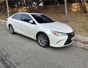 한국유품정리사협회 인증기업
스위퍼스 유품정리 특수청소






&nbsp;


사망자 자동차 말소 처분 건입니다.
돌아가신 고인이 사용하시던 차량이 한대 존재하는데 해당 차량의 문제 해결이 필요하다는 유가족분의 연락을 받고 현장으로 출동하였습니다.
차량은 도로변 한쪽에 주차되어 있었으며 차량 확인 후, 실내외 점검을 시작하였습니다.




&nbsp;


먼저 차량 실내 점검과 함께 계기판 표시되어 있는 최종 주행거리를 확인한 뒤, 연식에 따른 중고시세를 파악하였습니다.




&nbsp;
&nbsp;

&nbsp;

&nbsp;

&nbsp;

&nbsp;

이후, 차량 외관의 도막을 측정하여 판금 및 도색 등의 수리가 이루어졌는지 확인하였으며 보험이력 조회에 따른 수리내역도 함께 확인하였습니다.
해당 차량의 최종적인 잔존가치를 산정한 뒤 유가족분께 연락하여 당사 업무 방향을 설명드렸으며, 이후 해당 차량의 이동 조치를 진행하였습니다.


* 참고
당사는 사망자 명의로 되어 있는 유가족 상속 차량의 문제 해결에 있어 견인이동, 상속보관, 유지보수, 말소처리, 매입매각, 환가처분 등의 원스톱 서비스를 제공합니다.
차량의 실제 잔존가치 / 각종 사고유무 / 보험수리 이력 / 저당설정 비용 / 정상화 조치 등 종합적인 상황을 파악한 후 차량의 견인, 보관을 시작으로 유가족분들의 상속(단순승인 / 한정승인 / 상속포기) 결정에 따른 후속 조치를 이어나갑니다.
유가족분들의 상속 방향이 결정되면 당사는 유가족분들과 법조계(법무법인 / 파산관재인 등) 및 금융사(캐피탈 / 저축은행 등), 대여회사(렌트카 / 리스회사)와의 지속적인 소통, 업무 연계를 통하여 사망자 명의 자동차의 문제를 해결합니다.



&nbsp;
&nbsp;


추후, 해당 차량의 말소 처분을 완료함에 따라 자동차말소등록사실증명서를 발급받았으며 관련 문서를 유가족분께 송부해 드림을 끝으로 당사 업무를 모두 종료하였습니다.
.
.
.




