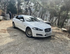 한국유품정리사협회 인증기업
스위퍼스 유품정리 특수청소






&nbsp;


사망자 명의 자동차 상속보관 및 처분대행 건입니다.
돌아가신 고인 재산의 한정승인 과정에 있어 고인 명의 차량의 문제 해결이 필요하다는 유가족분의 연락을 받고 다음날 현장으로 출동하였습니다.
차량은 산속 마을에 주차되어 있었으며 유가족분의 입회하에 차량 점검을 시작하였습니다.



&nbsp;
&nbsp;

&nbsp;

&nbsp;


먼저 해당 차량의 운행이 가능한지 시동 여부를 점검하고 차량 실내에 존재하는 고인의 유품들을 살펴보았습니다.
이후, 계기판에 표시되어 있는 최종주행거리와 함께 연식 및 보험이력 등에 따른 해당 차량의 최종적인 잔존가치를 산정하였습니다.
유가족분의 한정승인 과정에 있어 해당 차량의 처리를 위한 앞으로의 당사 업무 방향을 설명드렸으며, 일단 해당 차량을 당사에 보관하기로 상호 협의하였습니다.


* 참고
당사는 사망자 명의로 되어 있는 유가족 상속 차량의 문제 해결에 있어 견인이동, 상속보관, 유지보수, 말소처리, 매입매각, 환가처분 등의 원스톱 서비스를 제공합니다.
차량의 실제 잔존가치 / 각종 사고유무 / 보험수리 이력 / 저당설정 비용 / 정상화 조치 등 종합적인 상황을 파악한 후 차량의 견인, 보관을 시작으로 유가족분들의 상속(단순승인 / 한정승인 / 상속포기) 결정에 따른 후속 조치를 이어나갑니다.
유가족분들의 상속 방향이 결정되면 당사는 유가족분들과 법조계(법무법인 / 파산관재인 등) 및 금융사(캐피탈 / 저축은행 등), 대여회사(렌트카 / 리스회사)와의 지속적인 소통, 업무 연계를 통하여 사망자 명의 자동차의 문제를 해결합니다.



&nbsp;
&nbsp;


차량의 탁송 이동에 어려움이 있어 보험사에 연락하여 견인차를 요청하였으며, 해당 차량을 당사로 견인 입고 조치하였습니다.



&nbsp;
&nbsp;

&nbsp;


당사에 입고된 사망자 명의 자동차입니다.
해당 차량은 유가족분의 한정승인 절차가 진행되는 동안 장기적으로 보관될 것이며, 이후 관련 서류 준비 및 처분 대행을 진행할 예정입니다.
.
.
.




