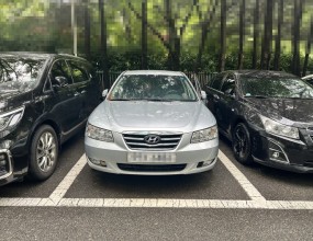 한국유품정리사협회 인증기업
스위퍼스 유품정리 특수청소






&nbsp;


고인 명의 차량 말소 처분 대행 건입니다.
돌아가신 아버지 명의로 되어 있는 차량이 한대 존재하는데 현재 한정승인 과정 중에 있어 수개월의 기간이 소요되는 관계로 차량의 이동부터 시작하여 보관과 함께 추후 말소 처리까지의 업무를 요청한다는 유가족분의 연락을 받고 현장으로 출동하였습니다.
차량은 아파트 지상주차장에 주차되어 있었으며 유가족분의 입회 하에 실내 점검을 시작하였습니다.




&nbsp;


이미 유가족분께서 자동차 실내를 모두 정리하신 상황이었기에 해당 차량의 운행이 가능한지의 시동 여부만 점검하였습니다.
이후, 해당 차량의 말소 처리를 위한 당사의 조치 방안을 유가족분께 설명드렸으며 곧바로 해당 차량을 당사로 탁송 이동 조치하였습니다.


* 참고
당사는 사망자 명의로 되어 있는 유가족 상속 차량의 문제 해결에 있어 견인이동, 상속보관, 유지보수, 말소처리, 매입매각, 환가처분 등의 원스톱 서비스를 제공합니다.
차량의 실제 잔존가치 / 각종 사고유무 / 보험수리 이력 / 저당설정 비용 / 정상화 조치 등 종합적인 상황을 파악한 후 차량의 견인, 보관을 시작으로 유가족분들의 상속(단순승인 / 한정승인 / 상속포기) 결정에 따른 후속 조치를 이어나갑니다.
유가족분들의 상속 방향이 결정되면 당사는 유가족분들과 법조계(법무법인 / 파산관재인 등) 및 금융사(캐피탈 / 저축은행 등), 대여회사(렌트카 / 리스회사)와의 지속적인 소통, 업무 연계를 통하여 사망자 명의 자동차의 문제를 해결합니다.




&nbsp;

&nbsp;


당사에 입고된 고인 명의 차량입니다.
해당 차량은 유가족분의 한정승인 상속 절차가 완료되는 날까지 장기적으로 보관될 것이며, 이후 말소 처분을 대행할 예정입니다.
.
.
.



&nbsp;
&nbsp;