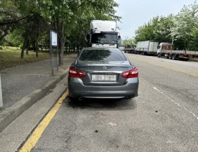 한국유품정리사협회 인증기업
스위퍼스 유품정리 특수청소






&nbsp;


사망자 명의 자동차 환가 처분 건입니다.
돌아가신 고인 명의로 되어 있는 차량이 한대 존재하는데 현재 상속포기(한정승인) 과정 중에 있어 시간이 걸리는 관계로 노상에 주차되어 있는 차량의 보관부터 추후 환가처분까지의 업무를 의뢰한다는 유가족분의 연락을 받고 현장으로 출동하였습니다.
차량은 도로변 한쪽에 주차되어 있었으며 곧바로 실내 점검을 이어나갔습니다.



&nbsp;
&nbsp;

&nbsp;

&nbsp;


먼저 차량의 주행이 가능한지 시동 여부를 점검하였습니다.
이후, 차량 실내를 수색하여 유가족분께 전달할 고인의 주요 유품이 남아 있는지 확인하였습니다.
유가족분께 연락하여 당사의 업무 방향을 설명드렸으며 상호 협의에 따라 곧바로 해당 차량을 당사로 이동 조치하였습니다.


* 참고
당사는 사망자 명의로 되어 있는 유가족 상속 차량의 문제 해결에 있어 견인이동, 상속보관, 유지보수, 말소처리, 매입매각, 환가처분 등의 원스톱 서비스를 제공합니다.
차량의 실제 잔존가치 / 각종 사고유무 / 보험수리 이력 / 저당설정 비용 / 정상화 조치 등 종합적인 상황을 파악한 후 차량의 견인, 보관을 시작으로 유가족분들의 상속(단순승인 / 한정승인 / 상속포기) 결정에 따른 후속 조치를 이어나갑니다.
유가족분들의 상속 방향이 결정되면 당사는 유가족분들과 법조계(법무법인 / 파산관재인 등) 및 금융사(캐피탈 / 저축은행 등), 대여회사(렌트카 / 리스회사)와의 지속적인 소통, 업무 연계를 통하여 사망자 명의 자동차의 문제를 해결합니다.



&nbsp;
&nbsp;

&nbsp;


당사에 입고된 사망자 명의 자동차입니다.
해당 차량은 유가족분의 상속포기 절차가 완료되는 날까지 장기적으로 보관될 것이며, 이후 법조계 및 금융사와 협의하여 환가 처분을 진행할 예정입니다.
.
.
.





