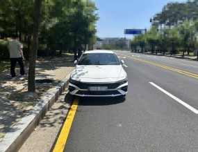 한국유품정리사협회 인증기업
스위퍼스 유품정리 특수청소






&nbsp;


실내 번개탄 손상 차량 특수청소 건입니다.
자동차 내부에 번개탄으로 인한 문제가 발생하여 이에 대한 문제 해결이 필요하다는 의뢰인의 연락을 받고 현장으로 출동하였습니다.
차량은 도로변 한쪽에 주차되어 있었으며 의뢰인의 입회하에 실내 점검을 이어나갔습니다.




&nbsp;

&nbsp;

&nbsp;


조수석 카매트와 카펫은 번개탄의 열기로 인하여 녹아내린 상태였으며 차량 실내 전체적으로는 탄냄새가 발생하는 것을 확인할 수 있었습니다.
의뢰인께 해당 차량의 특수청소 및 실내복원에 따른 견적을 안내해 드렸으며 상호 협의에 따라 해당 차량을 당사로 이동 조치하였습니다.



&nbsp;
&nbsp;

&nbsp;


당사에 입고된 번개탄 손상 차량입니다.
해당 차량은 먼저 특수청소 및 실내복원 업무가 선행될 것이며, 이후 의뢰인과 협의된 내용으로 후속 조치를 이어나갈 예정입니다.
.
.
.




