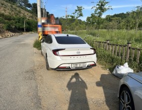 한국유품정리사협회 인증기업
스위퍼스 유품정리 특수청소






&nbsp;


극단적 선택 차량 매입 건입니다.
고인이 차량 안에서 사망하는 사건사고가 발생하여 이에 대한 문제 해결이 필요하다는 렌터카 회사의 연락을 받고 곧바로 현장으로 출동하였습니다.
차량은 이면도로 한쪽에 방치되어 있었으며 차량 확인 후, 전체 점검을 이어나갔습니다.



&nbsp;
&nbsp;

&nbsp;

&nbsp;


차량 옆으로 다가가자 시체부패악취가 진동하는 것을 확인할 수 있었으며 일부의 변사체 오염물은 차체 밖 바닥으로 흘러내린 상황이었습니다.
그리고 차량의 시동 가능 여부를 점검하고 계기판에 표시되어 있는 최종 주행거리를 확인한 뒤, 외관의 도막 측정과 함께 보험이력을 조회하여 사고유무에 따른 해당 차량의 최종적인 잔존가치를 산정하였습니다.
이후 렌터카 회사에 연락하여 해당 차량의 당사 매입을 제안하였으며 상호 협의에 따라 해당 차량을 당사로 견인 조치하였습니다.


* 참고
당사는 극단적 선택으로 인한 사망자 명의 자동차의 문제 해결에 있어 견인이동, 특수청소, 실내복원, 상속보관, 유지보수, 말소처리, 매입매각, 환가처분 등의 원스톱 서비스를 제공합니다.
차량의 실제 잔존가치 / 각종 사고유무 / 보험수리 이력 / 저당설정 비용 / 특수청소 범위 / 악취제거 범위 / 실내복원 범위 / 정상화 조치 등 종합적인 상황을 파악한 후 차량의 견인, 보관을 시작으로 유가족분들의 상속(단순승인 / 한정승인 / 상속포기) 결정에 따른 후속 조치를 이어나갑니다.
유가족분들의 상속 방향이 결정되면 당사는 유가족분들과 법조계(법무법인 / 파산관재인 등) 및 금융사(캐피탈 / 저축은행 등), 대여회사(렌트카 / 리스회사)와의 지속적인 소통, 업무 연계를 통하여 사망자 명의 자동차의 문제를 해결합니다.




&nbsp;

&nbsp;


당일 오후, 해당 차량이 당사에 입고되었습니다.




&nbsp;


해당 차량은 먼저 당사 매입에 따른 명의이전 서류 절차를 진행할 것이며, 이후 특수청소 및 실내복원 업무를 이어나갈 예정입니다.
.
.
.




