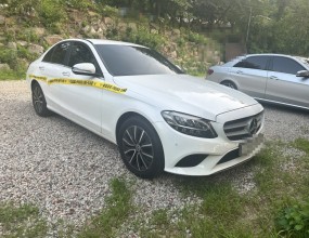 유가족 상속차량 전문기업
스위퍼스 유품정리 특수청소






&nbsp;


극단적 선택 차량 매입 건입니다.
고인이 차량 안에서 사망하는 사건사고가 발생하였는데 이에 대한 차량의 문제 해결이 필요하다는 유가족분의 연락을 받고 현장으로 출동하였습니다.
차량은 공원 안 공터에 주차되어 있었으며 유가족분의 입회하에 차량 점검을 시작하였습니다.




&nbsp;


먼저 해당 차량의 주행이 가능한지 시동 가능 여부를 점검하였습니다.
또한, 최종 주행거리와 함께 연식을 확인하여 해당 차량의 대략적인 중고시세를 산정하였습니다.



&nbsp;
&nbsp;
&nbsp; &nbsp; &nbsp;

&nbsp; &nbsp; &nbsp;

&nbsp; &nbsp; &nbsp;

&nbsp; &nbsp; &nbsp;

&nbsp; &nbsp; &nbsp;

이후, 차량 외관의 도막을 측정하여 사고유무를 파악하였으며 보험이력 조회를 통한 수리내역을 확인한 뒤 해당 차량의 최종적인 잔존가치를 책정하였습니다.
취합된 정보들을 토대로 해당 차량의 당사 매입을 유가족분께 제안 드렸으며 유가족분께서 당사의 의견에 동의하심에 따라 곧바로 해당 차량을 당사로 이동 조치하였습니다.


* 유가족 상속 차량 & 극단적 선택 차량
당사는 사망자 명의로 되어 있는 유가족 상속 차량 및 극단적 선택 차량의 문제 해결에 있어 견인이동, 상속보관, 유지보수, 말소처리, 매입매각, 환가처분 등의 원스톱 서비스를 제공합니다.
차량의 실제 잔존가치 / 각종 사고유무 / 보험수리 이력 / 저당설정 비용 / 특수청소 범위 / 악취제거 범위 / 실내복원 범위 / 정상화 조치 등 종합적인 상황을 파악한 후 차량의 견인, 보관을 시작으로 유가족분들의 상속(단순승인 / 한정승인 / 상속포기) 결정에 따른 후속 조치를 이어나갑니다.
유가족분들의 상속 방향이 결정되면 당사는 유가족분들과 법조계(법무법인 / 파산관재인 등) 및 금융사(캐피탈 / 저축은행 등), 대여회사(렌트카 / 리스회사)와의 지속적인 소통, 업무 연계를 통하여 사망자 명의 자동차의 문제를 해결합니다.




&nbsp;


당일 늦은 밤, 해당 차량이 당사에 입고되었습니다.




&nbsp;


해당 차량은 당사 매입에 따른 서류 절차가 진행되는 동안 실내 특수청소 업무가 선행될 것이며, 이후 명의이전을 완료할 예정입니다.
.
.
.




