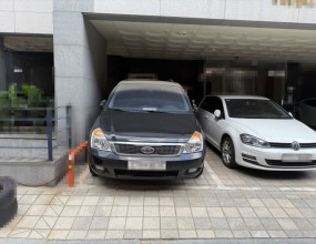 유가족 상속차량 전문기업
스위퍼스 유품정리 특수청소







유가족 상속차량 말소처리 건입니다.
돌아가신 고인 명의로 되어 있는 차량이 한대 존재하여 이에 대한 문제 해결이 필요하다는 유가족분의 연락을 받고 현장으로 출동하였습니다.
차량은 오피스텔 지상주차장에 세워져 있었으며 차량 확인 후, 실내 점검을 시작하였습니다.




&nbsp;

&nbsp;


먼저 해당 차량의 주행이 가능한지 시동 가능 여부를 점검하였으며, 다음으로 유가족분께 전달할 중요한 유품을 찾기 위하여 실내를 수색하였습니다.
그리고 해당 차량의 연식, 주행거리 및 사고유무, 보험이력에 따른 잔존가치를 산정한 뒤 유가족분께 연락하여 상속 절차에 따른 해당 차량의 문제 해결 방안을 제안해 드렸습니다.


* 참고
당사는 사망자 명의로 되어 있는 유가족 상속 차량의 문제 해결에 있어 견인이동, 상속보관, 유지보수, 말소처리, 매입매각, 환가처분 등의 원스톱 서비스를 제공합니다.
차량의 실제 잔존가치 / 각종 사고유무 / 보험수리 이력 / 저당설정 비용 / 정상화 조치 등 종합적인 상황을 파악한 후 차량의 견인, 보관을 시작으로 유가족분들의 상속(단순승인 / 한정승인 / 상속포기) 결정에 따른 후속 조치를 이어나갑니다.
유가족분들의 상속 방향이 결정되면 당사는 유가족분들과 법조계(법무법인 / 파산관재인 등) 및 금융사(캐피탈 / 저축은행 등), 대여회사(렌트카 / 리스회사)와의 지속적인 소통, 업무 연계를 통하여 사망자 명의 자동차의 문제를 해결합니다.




&nbsp;


유가족분과의 상담 끝에 해당 차량을 말소 폐차하기로 협의하였습니다.
이에 당사와 연결되어 있는 폐차장에 연락하여 해당 차량의 견인 서비스를 요청하였습니다.




&nbsp;


이후, 상속 관련 서류가 완비됨에 따라 해당 차량의 말소 폐차 처리를 완료하였습니다.
발급받은 자동차말소등록사실증명서를 유가족분께 송부드렸으며 이에 따른 당사 업무를 모두 종료하였습니다.
.
.
.




