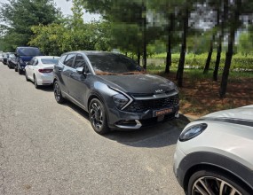 유가족 상속차량 전문기업
스위퍼스 유품정리 특수청소






&nbsp;


극단적 선택 차량 문제 해결 건입니다.
고인이 차량 안에서 극단적인 선택을 하여 이에 대한 정상화 조치가 필요하다는 의뢰인의 연락을 받고 현장으로 출동하였습니다.
차량은 공원 옆 도로변에 방치되어 있었으며 의뢰인의 입회 하에 실내 점검을 시작하였습니다.




&nbsp;
&nbsp; &nbsp; &nbsp;

&nbsp; &nbsp; &nbsp;

고인이 사망 후, 장기간 경과된 이후에 발견된 관계로 실내의 변사체 오염은 매우 심각한 상황이었습니다.
특히 시체부패악취는 물론 변사체 오염물 위로는 곰팡이가 피어 있는 상태였으며 파리 유충이 번데기로 변태한 흔적들도 실내 전체적으로 남아 있었습니다.
해당 차량의 문제 해결을 위한 당사의 조치 방안을 의뢰인께 설명드렸으며 상호 협의 후 곧바로 당사 견인팀을 호출하였습니다.


* 참고
당사는 극단적 선택으로 인한 사망자 명의 자동차의 문제 해결에 있어 견인이동, 특수청소, 실내복원, 상속보관, 유지보수, 말소처리, 매입매각, 환가처분 등의 원스톱 서비스를 제공합니다.
차량의 실제 잔존가치 / 각종 사고유무 / 보험수리 이력 / 저당설정 비용 / 특수청소 범위 / 악취제거 범위 / 실내복원 범위 / 정상화 조치 등 종합적인 상황을 파악한 후 차량의 견인, 보관을 시작으로 유가족분들의 상속(단순승인 / 한정승인 / 상속포기) 결정에 따른 후속 조치를 이어나갑니다.
유가족분들의 상속 방향이 결정되면 당사는 유가족분들과 법조계(법무법인 / 파산관재인 등) 및 금융사(캐피탈 / 저축은행 등), 대여회사(렌트카 / 리스회사)와의 지속적인 소통, 업무 연계를 통하여 사망자 명의 자동차의 문제를 해결합니다.




&nbsp;

&nbsp;


잠시 후, 당사 견인팀이 현장에 도착하였으며 해당 차량을 당사로 견인 조치하였습니다.




&nbsp;

&nbsp;


당사에 입고된 극단적 선택 차량입니다.
해당 차량은 먼저 유품정리, 특수청소 및 실내복원 작업이 선행될 것이며 이후 의뢰인과 협의된 내용으로 후속 조치를 이어나갈 예정입니다.
.
.
.




