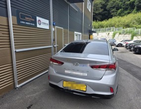 유가족 상속차량 전문기업
스위퍼스 유품정리 특수청소







당사에 입고된 극단적 선택 차량입니다.
아버지가 차량 안에서 사망하는 사건사고가 발생하였는데 해당 차량이 택시인 관계로 이에 대한 문제 해결이 필요하다는 유가족분의 연락을 받고 실내 점검을 이어나갔습니다.



&nbsp;
&nbsp;

&nbsp;

&nbsp;

&nbsp;


자동차 내부 1열 및 2열 카펫이 번개탄의 열기로 인하여 녹아내린 상태였으며 이에 따른 분진 발생으로 실내 전체에 탄냄새가 진동을 하고 있었습니다.
실내 특수청소부터 시작하여 상속 절차에 따른 차량의 처분까지 생각하고 있다는 유가족분의 말씀에 따라 당사에서 조치할 수 있는 업무 방향을 모두 설명드렸습니다.


* 유가족 상속 차량 & 극단적 선택 차량
당사는 사망자 명의로 되어 있는 유가족 상속 차량 및 극단적 선택 차량의 문제 해결에 있어 견인이동, 상속보관, 유지보수, 말소처리, 매입매각, 환가처분 등의 원스톱 서비스를 제공합니다.
차량의 실제 잔존가치 / 각종 사고유무 / 보험수리 이력 / 저당설정 비용 / 특수청소 범위 / 악취제거 범위 / 실내복원 범위 / 정상화 조치 등 종합적인 상황을 파악한 후 차량의 견인, 보관을 시작으로 유가족분들의 상속(단순승인 / 한정승인 / 상속포기) 결정에 따른 후속 조치를 이어나갑니다.
유가족분들의 상속 방향이 결정되면 당사는 유가족분들과 법조계(법무법인 / 파산관재인 등) 및 금융사(캐피탈 / 저축은행 등), 대여회사(렌트카 / 리스회사)와의 지속적인 소통, 업무 연계를 통하여 사망자 명의 자동차의 문제를 해결합니다.



&nbsp;
&nbsp;


해당 차량은 먼저 실내 특수청소 및 복원 작업이 선행될 것이며, 이후 유가족분과 협의된 내용으로 후속 절차를 이어나갈 예정입니다.
.
.
.




