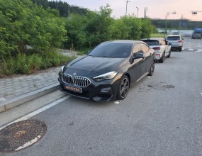 스위퍼스 유품정리 특수청소
유가족 상속차량 전문기업






&nbsp;


극단적 선택 차량 문제해결 건입니다.
고인이 차량 안에서 사망하는 사건사고가 발생하여 이에 대한 문제 해결이 필요하다는 유가족분의 연락을 받고 현장으로 출동하였습니다.
차량은 도로변 한쪽에 주차되어 있었으며 유가족분의 입회하에 실내 점검을 이어나갔습니다.




&nbsp;

&nbsp;

&nbsp;

&nbsp;


조수석 바닥에는 고인의 사망 원인으로 추정되는 도구가 놓여 있었으며 운전석 시트와 뒷좌석은 시신 부패로 인한 오염물이 흘러내린 상황이었습니다.
더욱이 뒷좌석 바닥 부분으로 혈액, 부패액 등의 오염물이 수 cm 정도로 고여 있어 차량 내부 전체적으로는 매우 심각한 시신부패악취가 발생하고 있었습니다.
해당 차량의 압류 및 저당 상황을 알아보고 연식 및 주행거리에 따른 잔존가치를 산정한 뒤 유가족분께 해당 차량의 문제 해결을 위한 당사의 조치 방안을 설명드렸습니다.


* 유가족 상속 차량 & 극단적 선택 차량
당사는 사망자 명의로 되어 있는 유가족 상속 차량 및 극단적 선택 차량의 문제 해결에 있어 견인이동, 상속보관, 유지보수, 말소처리, 매입매각, 환가처분 등의 원스톱 서비스를 제공합니다.
차량의 실제 잔존가치 / 각종 사고유무 / 보험수리 이력 / 저당설정 비용 / 특수청소 범위 / 악취제거 범위 / 실내복원 범위 / 정상화 조치 등 종합적인 상황을 파악한 후 차량의 견인, 보관을 시작으로 유가족분들의 상속(단순승인 / 한정승인 / 상속포기) 결정에 따른 후속 조치를 이어나갑니다.
유가족분들의 상속 방향이 결정되면 당사는 유가족분들과 법조계(법무법인 / 파산관재인 등) 및 금융사(캐피탈 / 저축은행 등), 대여회사(렌트카 / 리스회사)와의 지속적인 소통, 업무 연계를 통하여 사망자 명의 자동차의 문제를 해결합니다.




&nbsp;

&nbsp;


장거리 출장 지역인 관계로 밤 시간에 당사 견인팀이 현장에 도착하였으며 다음날 새벽시간에 해당 차량을 당사로 견인 입고시킬 수 있었습니다.




&nbsp;


당사에 입고된 극단적 선택 차량입니다.
해당 차량은 먼저 실내 특수청소 및 복원수리 업무가 선행될 것이며, 이후 유가족분과 협의된 내용으로 후속 조치를 이어나갈 예정입니다.
.
.
.




