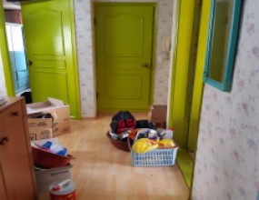 &nbsp; &nbsp;&nbsp;&nbsp; &nbsp;&nbsp;&nbsp; &nbsp;&nbsp;&nbsp; &nbsp;&nbsp;경기도 고양시에 위치한 다세대주택 고인유품정리 현장입니다.돌아가신 부모님의 집안의 물건들을 모두 정리해달라는 유가족분의 요청을 받고 일정 조율 후 고인유품정리 작업을 진행하였습니다.&nbsp; &nbsp;&nbsp;&nbsp; &nbsp;&nbsp;&nbsp; &nbsp;&nbsp;&nbsp; &nbsp;&nbsp;&nbsp;<주요 작업 진행 과정>- 집안의 물건을 모두 정리하였습니다.- 집안의 장판을 모두 제거하였습니다.&nbsp; &nbsp;&nbsp;&nbsp; &nbsp;&nbsp;&nbsp; &nbsp;&nbsp;&nbsp; &nbsp;&nbsp;&nbsp;<주요 작업 진행 과정>- 살균성소취제, 연막항균제를 살포하여 집안 전체적으로 항균탈취, 소취 작업을 완료하였습니다....스위퍼스 고인유품정리, 고독사 자살 강력범죄현장 특수청소 전문업체연중무휴 365일 24시간 상담본사대표번호 : 1800-9862전화번호 : 010-5400-9862&nbsp;&nbsp;&nbsp;