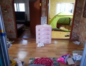 ​​​​​​​​​​​​​​​​​&nbsp;단독주택 고인유품정리 현장입니다.해당 지역 유품정리업체 선정에 어려움을 겪고 있던 유가족 분께서는 당사에 지속적인 상담을 진행하였으며 이에 경비가 추가되더라도 당사에 고인유품정리 작업을 의뢰하였습니다.빠른 작업을 원하시는 유가족 분의 요구에 따라 상담 완료 후 다음날 새벽 일찍 출발하였으며 오전에 도착한 후 바로 작업을 시작하였습니다.1일차- 유품정리, 항균탈취, 작업완료 -집안의 물건을 모두 정리하였습니다.연막항균제를 살포하여 집안의 항균탈취, 소취 작업을 진행하였습니다.유가족 분의 현장 확인 후 작업을 종료하였습니다.&nbsp;