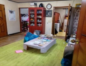 고인분의 유품정리가 아닌 집안 물건정리 의뢰 연락을 받았습니다.자녀분들께서는 도시로 진출하신 상황이었고 시골에 홀로 계신 어머님이 건강상의 문제로 인하여 요양병원에 입소하심에 따라 집안의 물건정리를 요청하셨습니다.또한, 시골집인 관계로 마당, 옥상 및 창고에도 물건이 많다며 정확한 견적을 내달라는 자녀분들의 요청을 받고 다음날 무료방문견적을 진행하였습니다.무료방문견적을 통하여 자녀분들과 작업날짜 및 작업범위, 작업비용을 협의하였으며 이에 며칠 뒤 주말, 현장에 방문하여 집 정리 작업을 진행하였습니다.&nbsp; &nbsp;&nbsp;&nbsp; &nbsp;&nbsp;&nbsp; &nbsp;&nbsp;&nbsp;충청남도 태안군에 위치한 시골집입니다.자녀분들의 의뢰에 따라 집안의 물건을 모두 정리하였습니다.* 먼저 도착한 선발 작업 인원이 마당, 옥상 및 창고의 물건을 모두 정리한 이유로 해당 장소의 작업 전/후 사진 촬영을 하지 못하였습니다.&nbsp; &nbsp;&nbsp;&nbsp; &nbsp;&nbsp;&nbsp; &nbsp;&nbsp;&nbsp; &nbsp;&nbsp;&nbsp; &nbsp;&nbsp;<주요 작업 진행 과정>- 집안의 물건을 모두 정리하였습니다.- 마당, 옥상 및 창고의 물건을 모두 정리하였습니다.- 연막항균제를 살포하여 집안의 항균탈취, 소취 작업을 진행하였습니다....스위퍼스 고인유품정리, 고독사 자살 살인 강력범죄현장 특수청소 전문업체연중무휴 365일 24시간 상담 및 출장서울본사대표번호 : 1800-9862전화번호 : 010-5400-9862&nbsp;