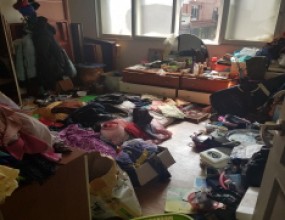 ​​​​​​​​​​​​​​​​​​​​​&nbsp;단독주택 고인유품정리, 특수청소 현장입니다.유가족 분의 무료방문견적 요청에 따라 다음날 현장에 방문하였으며 현장 확인 후 견적을 책정하였습니다.​고인이 사망한 위치에 존재하였던 오염된 부분을 유가족 분들이 제거를 하기는 하였지만 집안에는 시취(시체냄새)가 발생하는 상황이었습니다.이에 고인유품정리 이외에도 벽지 및 장판제거, 집안 전체 청소, 자외선오존 살균소독, 항균탈취 및 소취 등 복합적인 작업을 진행하기로 협의하였습니다.​​1일차- 고인유품정리, 장판제거 -집안의 물건을 모두 정리하였습니다.집안의 장판을 모두 제거하였습니다.2일차- 벽지제거, 자외선오존 살균/소독 -집안의 벽지를 모두 제거하였습니다.자외선오존 살균기를 가동한 후 철수하였습니다.​집안에는 밤새도록 살균, 소독 및 시체냄새제거, 공기정화 작업이 진행되었습니다.​3일차- 집안 전체 청소, 자외선오존 살균/소독 -집안 전체적으로 청소를 진행하였습니다.2일차와 마찬가지로 자외선오존 살균기를 가동하여 집안의 살균, 소독 및 시체냄새제거, 공기정화 작업을 진행하였습니다.4일차- 항균탈취/소취, 작업완료 -산업용탈취제, 살균성소취제, 연막항균제를 살포하여 집안의 항균탈취, 소취 작업을 완료하였습니다.유가족 분의 현장 확인 후 작업을 종료하였습니다.&nbsp;