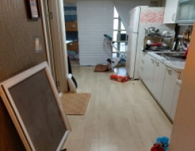 &nbsp; &nbsp;&nbsp;&nbsp; &nbsp;&nbsp;&nbsp;&nbsp;인천광역시에 위치한 임대아파트 자살현장입니다.1년 전 변사사건 현장을 청소하였던 임대아파트 관리사무소 측에서 연락이 왔으며 현장 방문 후 유가족분들과 상의한 뒤 자살현장청소를 진행해 줄 것을 요청하였습니다.일반아파트 보다는 임대아파트에서 고독사, 자살 등의 변사사건이 많이 발생하는 편이며 이에 유가족분들이 장례식장, 폐기물처리업체, 고물상 등을 통하여 변사사건 현장을 청소하는 경우가 있는데, 이런 경우 제대로 된 마무리가 되지 않아 관리사무소 측도 민원이 해소되지 않고 오히려 문제가 확산되는 경우가 있어 당사에 후속작업을 의뢰하는 경우가 종종 있었습니다.이러한 상황을 몇 번 체험한 임대아파트 관리사무소의 경우 변사사건이 발생하면 애당초 유가족분들에게 당사에 작업을 의뢰할 것을 추천하는 경우가 있는데, 해당 현장 또한 관리사무소 측의 추천으로 유가족분께서 당사에 자살현장청소 작업을 의뢰하셨습니다.현장방문 후 변사체 부패악취 제거에 필요한 작업범위 및 작업기간, 작업비용 등을 유가족분에게 설명드렸으며 유가족분과의 협의 내용을 관리사무소 측에 전달한 뒤 곧바로 자살현장 유품정리 특수청소 작업을 진행하였습니다.&nbsp; &nbsp;&nbsp;사건이 발생한 발코니입니다.타일 바닥이 변사체 혈액, 부패액으로 오염되어 있었습니다.당사 기준, 오염상태가 비교적 무난한 관계로 공사까지는 진행하지 않아도 되는 상황이었으며 이에 오염부분제거 및 착색된 줄눈 부분만 재시공하기로 유가족분과 협의하였습니다.&nbsp;작업 시작 전 오염부분에 대한 복합가스를 측정하였습니다.아까 말씀드린 바와 같이 오염상태가 비교적 무난하였고 환기가 잘 되었던 관계로 낮은 수치가 측정되었습니다.일시 : 2020년 06월 03일시각 : 오후 06시 12분ODOR (악취) : 1.00PPMH2S (황화수소) : 0.00PPMTVOC (유기화합물) : 1.89PPMNH3 (암모니아) : 0.15PPM&nbsp; &nbsp;&nbsp; &nbsp;&nbsp;<주요 작업 진행 과정>- 변사체 혈액, 부패액으로 오염되어 있는 가재도구를 모두 제거하였습니다.- 혈액제거제를 살포하여 바닥에 묻어 있는 혈액, 부패액을 제거하였습니다.- 집안의 물건을 모두 정리하였습니다.- 집안의 장판을 모두 제거하였습니다.&nbsp; &nbsp;&nbsp; &nbsp;&nbsp;집안 물건정리 이후 발코니 타일 바닥에 대한 작업을 집중적으로 진행하였습니다.화학약품을 살포하여 중화 및 세척 작업을 반복한 뒤 변사체 혈액, 부패액으로 착색된 줄눈부분은 재시공을 진행하였습니다.<주요 작업 진행 과정>- 타일 바닥 청소 및 줄눈 시공을 진행하였습니다.&nbsp; &nbsp;&nbsp;집안 전체적으로 벽지를 제거한 뒤 사건이 발생한 발코니 및 안방에 대하여 자외선오존 살균, 소독 및 변사체 악취제거, 공기정화 작업을 진행하였습니다.자외선오존 살균기는 단시간만 가동하지 않고 전체 작업기간 동안 수시로 가동하여 변사체 악취를 줄여나갑니다.<주요 작업 진행 과정>- 집안의 벽지를 모두 제거하였습니다.- 집안 전체적으로 자외선오존 살균, 소독 및 변사체 악취제거, 공기정화 작업을 진행하였습니다.&nbsp; &nbsp;&nbsp; &nbsp;&nbsp; &nbsp;&nbsp; &nbsp;&nbsp;작업이 막바지에 이르면 집안 전체 청소 및 항균탈취, 소취 작업을 진행합니다.화장실, 싱크대 및 창문, 방문, 현관 등 콘크리트, 석고보드를 제외한 부분에 대하여 전체적으로 청소를 진행합니다.청소가 완료되면 살균세정제, 살균성소취제, 산업용탈취제, 연막항균제 약품을 살포하여 집안 전체적으로 항균탈취, 소취 작업을 진행합니다.해당 현장의 경우 발코니 부분에 대한 작업 및 환기가 워낙 잘되어 변사체 악취제거가 손쉬웠으며 이에 살균성소취제 살포 작업만 진행하였습니다.<주요 작업 진행 과정>- 집안 전체적으로 청소를 진행하였습니다.- 살균성소취제를 살포하여 집안 전체적으로 항균탈취, 소취 작업을 완료하였습니다.작업 마무리 후 관리사무소 직원 및 유가족 분들께서 현장에 방문하셨으며 종합 점검 후 이상이 없음에 따라 철수하였습니다....스위퍼스 고인유품정리, 고독사 자살 강력범죄현장 특수청소 전문업체연중무휴 365일 24시간 상담본사대표번호 : 1800-9862전화번호 : 010-5400-9862&nbsp;