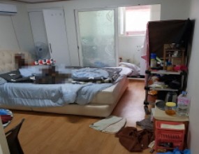 세입자의 자살로 인하여 유품정리, 특수청소가 필요하다는 원룸 관리업체 관계자분의 연락을 받고 다음날 무료방문견적을 진행하였습니다.다음날 오전, 현장에 진입하여 시체냄새 제거를 위한 작업의 범위 및 작업기간, 작업비용 등을 산정하였으며 원룸 관리업체 관계자분과의 전화통화를 진행한 뒤 곧바로 자살현장 특수청소, 고인유품정리 작업을 진행하였습니다.&nbsp; &nbsp;&nbsp;&nbsp; &nbsp;&nbsp;&nbsp;경기도 안산시에 위치한 자살사건 현장입니다.고인이 침대 위 이불에서 사망하였고 장판이 일반장판(모노륨)인 관계로 당사 입장에서는 비교적 작업 난이도가 낮은 작업현장이었습니다.고인이 사망 후 며칠이 지난 다음에 발견되었는지를 기본으로고인이 침대에서 사망하였는지, 이불에서 사망하였는지, 바닥에서 사망하였는지의 여부와장판의 종류가 일반장판(하이펫트, 모노륨)인지, 데코타일인지, 강화마루인지, 강마루인지의 여부에 따라작업의 범위 및 작업기간, 작업비용의 차이가 굉장히 많이 발생하기 때문에 의뢰인분들과의 초기 전화상담때 해당 사항들을 항상 질문드립니다.이는 변사체로 인한 혈액, 부패액이 장판을 지나 콘크리트 바닥까지 스며들어갔는지의 여부를 파악할 수 있는 꼭 알아야 되는 정보라고 볼 수 있습니다.해당 자살사건 현장의 경우 침구류 및 매트리스가 변사체 혈액, 부패액을 전부 흡수하였기에 바닥 장판이 전혀 오염되지 않았으며 이에 무난하게 작업을 진행할 수 있었습니다.&nbsp;&nbsp; &nbsp;&nbsp;&nbsp;<주요 작업 진행 과정>- 변사체 혈액, 부패액으로 오염되어 있는 침구류 및 매트리스를 모두 제거하였습니다.- 집안의 물건을 모두 정리하였습니다.- 집안의 장판을 모두 제거하였습니다.&nbsp; &nbsp;&nbsp;&nbsp;<주요 작업 진행 과정>- 집안의 벽지를 모두 제거하였습니다.- 집안 전체적으로 청소를 진행하였습니다.* 벽지의 경우 시체냄새 및 번개탄 냄새가 배어 있기 때문에 당사의 경우 벽지는 초배지가 나올때까지 무조건적으로 제거하는 것을 원칙으로 삼고 있습니다.&nbsp; &nbsp;&nbsp;&nbsp; &nbsp;&nbsp;&nbsp;<주요 작업 진행 과정>- 집안 전체적으로 자외선오존 살균, 소독 및 시체냄새제거, 공기정화 작업을 진행하였습니다.- 산업용탈취제, 살균성소취제, 연막항균제를 살포하여 집안의 항균탈취, 소취 작업을 진행하였습니다.* 해당 작업들은 작업이 마무리될때까지 며칠간 반복하여 진행합니다.모든 작업이 끝나고 얼마 지나지 않아 원룸 관리업체 관계자분이 현장에 방문하셨으며 현장 확인 후 이상이 없음에 따라 작업을 종료하였습니다....스위퍼스 고인유품정리, 고독사 자살 살인 강력범죄현장 특수청소 전문업체연중무휴 365일 24시간 상담 및 출장서울본사대표번호 : 1800-9862전화번호 : 010-5400-9862&nbsp;&nbsp;