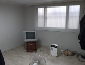 고인의 마지막 정리유가족 통합 솔루션스위퍼스 유품정리 특수청소www.sweepers.co.kr&nbsp;스위퍼스 카솔루션www.carsolution.co.kr&nbsp;[고인유품정리][극단적 선택 현장 특수청소]&nbsp; &nbsp;&nbsp;다세대주택 극단적 선택 현장입니다.돌아가신 고인이 거주하시던 집안의 유품정리와 변사사건으로 인한 냄새제거가 필요하다는 유가족분의 연락을 받고 곧바로 현장으로 출동하였습니다.현장 도착 후, 집안 전체 점검을 통하여 집안의 오염제거와 위생처리, 악취제거에 필요한 작업의 범위를 유가족분께 설명드렸으며, 곧바로 작업을 진행해달라는 유가족분의 말씀에 따라 고인 유품정리, 특수청소 작업을 시작하였습니다.&nbsp;작업 시작에 앞서 집안 전체적으로 발생하는 시신 부패 악취의 농도를 측정하였습니다.일시 : 2021년 07월07일시각 : 오후 03시15분ODOR(냄새) : 18.00PPMH2S(황화수소) : 0.00PPMTVOC(유기화합물) : 1.10PPMNH3(암모니아) : 0.20PPM[주요 작업 진행 과정]혈액, 부패액으로 오염되어 있는 침구류를 제거하고 혈액제거제를 살포하여 주변에 묻어 있는 오염물을 닦아내었습니다.이후 집안의 물건을 모두 정리하여 반출하였습니다.&nbsp; &nbsp;&nbsp; &nbsp;&nbsp;다음날, 시신 부패 악취가 배어 있는 집안의 벽지와 오염되어 있는 장판을 모두 제거하였습니다.또한, 바닥 부분의 몰딩을 철거하자 변태 중인 파리 고치들을 발견할 수 있었는데 이에 유가족분께 말씀드린 후 집안의 바닥 몰딩 부분을 모두 철거하였습니다.그리고 본격적으로 자외선오존 살균, 소독 및 시신부패악취제거, 공기정화 작업을 진행하였습니다.자외선(UV) - 오염된 집안의 박테리아 및 바이러스 DNA에 영향을 주어 죽이거나 번식을 방지하고 짧은 시간 안에 사멸시킵니다.오존(OZONE) - 박테리아 및 바이러스에 치명적인 산화력을 가지고 있는 무색의 자극성 냄새를 가진 분자로서 악취가 나는 분자들과 결합하여 악취가 나지 않는 분자로 산화시킵니다.&nbsp; &nbsp;&nbsp; &nbsp;&nbsp;며칠 뒤, 집안 전체적으로 살균제 살포 작업을 진행하였습니다.마지막으로 살균성소취제, 연막항균제를 살포하여 집안 전체적으로 항균탈취, 소취 작업을 완료하였습니다.&nbsp;총 10일간의 작업기간을 끝으로 모든 작업을 마무리 지었으며 최종적으로 집안의 복합 가스를 측정하였습니다.일시 : 2021년 07월16일시각 : 오후 10시18분ODOR(냄새) : 0.00PPMH2S(황화수소) : 0.00PPMTVOC(유기화합물) : 0.00PPMNH3(암모니아) : 0.00PPM당사의 작업 완료 후, 유가족분께서 현장 검수를 진행하셨으며 이상이 없음에 따라 현장에서 철수하였습니다....스위퍼스 통합센터비상상태는 계획되어 있지 않습니다.당사는 그것을 이해하고 있으며 주 7일, 하루 24시간 의뢰인분들의 요구에 대응할 준비가 되어 있습니다.유품정리 특수청소 온라인 접수 : www.sweepers.kr/service공식 홈페이지 : www.sweepers.co.kr대표번호 : 1800-986224시간 긴급 대응 서비스 : 010-5400-9862사망자차량 문제해결 온라인 접수 : www.carsolution.co.kr/contact공식 홈페이지 : www.carsolution.co.kr대표번호 : 1800-986224시간 긴급 대응 서비스 : 010-5400-9862