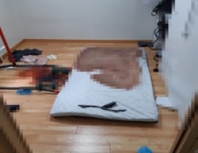 스위퍼스 대표번호 : 1800-9862 / 24시간 긴급 전화번호 : 010-5400-9862&nbsp;&nbsp;&nbsp;경기도 수원시에 위치한 원룸 자살현장입니다.고인분의 극단적선택으로 인하여 집안에 변사체로 인한 오염 및 시체냄새가 발생하였으며 이에 따른 위생 및 오염제거 작업이 필요하다는 유가족분의 연락을 받고 다음날 낮 시간대에 현장으로 출동하였습니다.현장 내부의 오염상태를 파악한 후 견적을 책정하였으며 건물 밖으로 나가 유가족분에게 작업의 범위, 작업의 기간 등 작업에 필요한 내용들을 모두 전달하였습니다.당사의 설명을 모두 이해하신 유가족분과의 협의된 내용에 따라 곧바로 자살현장 유품정리, 특수청소 작업을 진행하였습니다.&nbsp;&nbsp;&nbsp;<현장 상황>다량의 변사체 혈액, 부패액이 매트리스에 스며들어간 상태는 물론 그 양이 많은 관계로 바닥에 시공되어 있는 데코타일까지 오염이 되어 있었습니다.또한, 데코타일의 특성상 틈새가 존재하는 관계로 혈액, 부패액이 데코타일 틈새로 흘러들어간 상황이었습니다.이런 경우 콘크리트 바닥 속까지 혈액, 부패액으로 오염되어 있을 가능성이 높으며 최악의 경우 콘크리트 바닥 설비 공사를 진행해야 될 수도 있습니다.이에 유가족분에게 데코타일을 제거해야지만 정확한 견적이 나올 수 있을 것 같다는 말을 전한 뒤 보호장구를 착용하고 작업을 시작할 준비를 하였습니다.&nbsp;본격적인 작업을 시작하기 전 집안 실내에서 발생하는 냄새 및 시체냄새의 원인이 되는 가스를 측정하였습니다.복합가스 측정기는 객관적인 수치를 표시함에 따라 의뢰인분들에게 신뢰성 향상 및 심리적 안정감을 제공하고 있습니다.일시 : 2020년 09월 14일시각 : 오후 12시 02분ODOR : 0.00PPM (냄새, 악취)H2S : 0.00PPM (황화수소)TVOC : 0.88PPM (휘발성 유기화합물)NH3 : 0.12PPM (암모니아)&nbsp;&nbsp;&nbsp;<주요 작업 진행 과정>먼저 변사체 혈액, 부패액이 스며들은 매트리스를 제거한 후 집안의 물건을 모두 정리하였습니다.이후 혈액제거제를 바닥에 살포하여 데코타일에 묻어 있는 혈액, 부패액을 제거하였습니다.&nbsp;&nbsp;&nbsp;유품정리 과정에서 선별한 고인분의 주요 유품들입니다.유품소각을 위한 의류, 신발 및 다이어리를 선별하였으며 포장의 번거로움이 발생하지 않도록 우체국 5호 박스에 담아 유가족분에게 전달해드렸습니다.(유품소각은 1박스 기준으로 비용이 산출되며 박스의 크기는 우체국 5호 박스가 기준이니 참고하시면 도움이 되겠습니다.)이외에도 노트북, 사진, 부동산계약서 등 주요유품들을 찾아내어 유가족분에게 전달해드렸습니다.&nbsp;&nbsp;&nbsp;&nbsp;&nbsp;&nbsp;&nbsp;집안의 정리한 물건들을 모두 반출한 후 데코타일을 제거하였습니다.데코타일을 제거할 때 변사체 혈액, 부패액이 다량으로 콘크리트 바닥 속까지 스며들어 가지 않았을까 걱정하였지만 다행히도 소량의 혈액, 부패액이 데코타일 접착제에만 묻어 있었습니다.이에 콘크리트 바닥에 잔존하고 있는 데코타일 접착제를 모두 제거한 후 콘크리트 바닥에 화학약품을 살포하여 중화, 세척작업을 진행하는 것만으로도 오염제거 작업이 완료될 수 있었습니다.&nbsp;&nbsp;&nbsp;직접적인 변사체 오염물을 모두 제거한 후 시신부패악취가 배어 있는 집안의 벽지를 모두 제거하였습니다.해당 현장의 경우 신축 건물인 관계로 벽지가 여려 겹으로 시공되어 있지 않아 비교적 빠른 시간 내에 벽지제거 작업을 완료할 수 있었습니다.또한, 해당 현장의 경우 파리 유충(구더기) 및 고치가 발생하지 않아 벽면 하단에 시공되어 있는 몰딩을 철거하지 않았습니다.&nbsp;&nbsp;&nbsp;변사체 오염 및 시체냄새가 배어 있는 요소들을 모두 제거하면 이후부터는 살균, 소독 작업을 진행합니다.자외선오존 살균기를 가동하여 집안 전체적으로 살균, 소독을 진행함과 동시에 시체냄새제거, 공기정화 작업을 진행하였습니다.자외선(UV) - 오염된 집안의 박테리아 및 바이러스 DNA에 영향을 주어 죽이거나 번식을 방지하고 짧은 시간 안에 사멸시킵니다.오존(OZONE) - 박테리아 및 바이러스에 치명적인 산화력을 가지고 있는 무색의 자극성 냄새를 가진 분자로서 악취가 나는 분자들과 결합하여 악취가 나지 않는 분자로 산화시킵니다.마지막으로 연막항균제를 살포하여 집안 전체적으로 항균탈취, 소취 작업을 모두 완료하였습니다.해당 작업 이후 유가족분에게 현장 검토를 받은 뒤 작업을 종료하려고 했지만 현장을 2주 정도 자연환기 시킬 테니 다시 한 번 더 살균, 소독 및 약품살포 작업을 진행해달라는 건물주분의 요청을 받고 2주 뒤 현장에 재방문하였습니다.&nbsp;건물주분의 요청으로 인하여 총 27일간의 작업기간을 끝으로 모든 작업을 완료하였습니다.이에 작업종료에 따른 집안 실내의 복합가스를 측정하였습니다.일시 : 2020년 10월 09일시각 : 오후 12시 20분ODOR : 0.00PPM (냄새, 악취)H2S : 0.00PPM (황화수소)TVOC : 0.00PPM (휘발성 유기화합물)NH3 : 0.00PPM (암모니아)건물주분의 현장 확인 후 이상이 없음에 따라 작업을 종료하였습니다....&nbsp;- 스위퍼스 24시간 긴급 대응 -비상 상태는 계획되어 있지 않습니다.당사는 그것을 이해하고 있으며 연중무휴 365일, 주 7일, 하루 24시간 의뢰인분들의 요구에 대응할 준비가 되어 있습니다.스위퍼스 본사대표번호 : 1800-9862전화번호 : 010-5400-9862스위퍼스 공식 2 홈페이지https://www.sweepers.kr스위퍼스 공식 블로그https://blog.naver.com/iwaaki&nbsp;