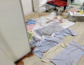 &nbsp; &nbsp;&nbsp;&nbsp; &nbsp;&nbsp;&nbsp;충청남도 청주시에 위치한 오피스텔 자살현장입니다.고인분이 사망 후 늦게 발견된 관계로 시신부패악취가 발생하여 이웃 주민들의 피해가 발생하고 있다는 관리사무소 측의 연락을 받고 다음날 곧바로 현장으로 출동하였습니다.&nbsp;오피스텔 도착 후 곧바로 현장의 오염상태를 점검하였습니다.작업 시작 전 현장의 시신부패악취로 인한 집안 실내 복합가스를 측정하였습니다.일시 : 2020년 07월 01일시각 : 오전 09시 39분ODOR (악취) : 14PPMH2S (황화수소) : 0.00PPMTVOC (유기화합물) : 0.07PPMNH3 (암모니아) : 2.05PPM...변사체 혈액, 부패액이 바닥으로 흘러내렸으며 바닥에 시공되어 있는 장판의 종류가 강마루인 관계로 철거가 필요한 상황이었습니다.이에 현장점검 완료 후 관리사무소에 방문하여 시신부패악취 제거에 필요한 작업범위, 작업기간, 작업비용 등을 상담하였으며 상호 간의 협의 후 곧바로 자살현장 유품정리, 특수청소 작업을 시작하였습니다.&nbsp; &nbsp;&nbsp;&nbsp;먼저 집안의 물건을 모두 정리한 뒤 바닥의 오염상태를 확인하였습니다.다량의 변사체 혈액, 부패액이 강마루 바닥에 스며들었으며 붙박이장 내부에는 파리 유충이 군집을 이루고 있었습니다.&nbsp; &nbsp;&nbsp;혈액제거제를 살포하여 강마루 바닥 및 붙박이장에 묻어 있는 변사체 혈액, 부패액을 닦아낸 뒤 붙박이장을 철거하였습니다.붙박이장 철거 후 콘크리트 바닥 쪽을 확인해보니 주변이 변사체 혈액, 부패액으로 오염되어 있는 것을 확인할 수 있었습니다.오염되어 있는 콘크리트 및 강마루 부분에 화학약품을 살포하여 중화, 세척 작업을 진행한 뒤 작업을 종료하고 관리사무소에 방문하여 강마루 철거 공사 일정을 조율하였습니다.상호 간의 강마루 철거 일정 조율 후 공사안내문을 부착하고 현장에서 철수하였습니다.&nbsp; &nbsp;&nbsp;&nbsp;며칠 뒤 현장에 방문하여 강마루 철거 공사를 진행하였습니다.강마루 철거 공사를 완료한 후 콘크리트 바닥에 화학약품을 살포한 결과 화학반응이 일어나지 않았으며 이에 후속 작업을 진행하였습니다.(* 화학반응이 일어난다면 중화, 세척 및 건조 작업을 반복하여 진행합니다.)&nbsp; &nbsp;&nbsp;&nbsp; &nbsp;&nbsp;&nbsp; &nbsp;&nbsp;&nbsp;변사체 혈액, 부패액 등의 직접적인 오염부분을 모두 제거하였으며 이후 집안의 벽지제거 작업을 진행하였습니다.집안 실내의 벽지를 모두 제거하자 벽지 내부에 있던 파리 고치들이 쏟아져 나왔습니다.집안의 벽지 및 파리 유충, 고치 제거 후 집안 전체적으로 청소를 진행하였습니다.&nbsp; &nbsp;&nbsp;&nbsp;물리적인 작업이 완료된 후 연막항균제를 살포하여 집안 전체적으로 항균탈취, 소취 작업을 완료하였습니다.&nbsp;총 20일간의 모든 작업이 종료되었으며 마지막으로 집안의 실내 복합가스를 측정하였습니다.일시 : 2020년 07월 20일시각 : 오전 11시 27분ODOR (악취) : 0.00PPMH2S (황화수소) : 0.00PPMTVOC (유기화합물) : 0.00PPMNH3 (암모니아) : 0.00PPM콘크리트 바닥의 오염상태가 무난하였고 작업 현장이 고층인 관계로 환기가 잘 되었던 관계로 비교적 별다른 문제 없이 작업을 마무리 지을 수 있었습니다.복합가스 측정완료 후 관리사무소 직원분들이 현장에 방문하여 집안 실내 상태를 점검하였으며 이상이 없음에 따라 현장에서 철수하였습니다....&nbsp;스위퍼스 고인유품정리 고독사 자살 강력범죄현장 특수청소 전문업체연중무휴 365일 24시간 상담본사대표번호 : 1800-9862전화번호 : 010-5400-9862&nbsp;