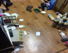 ​​​​​​​​​​​​​​​​​&nbsp;고인유품정리, 고독사 및 자살현장 특수청소&nbsp;전문업체 스위퍼스입니다.스위퍼스는 경찰청의 의뢰를 받아 강력범죄 피해현장 특수청소를 사업을 운영하고 있습니다.경찰청 범죄피해자 지원 제도와 관련하여 해당 지역 경찰서 청문감사실의 의뢰를 받아 강력범죄현장 특수청소, 고인유품정리 작업을 진행하였습니다.- 작업 진행 과정 -혈흔이 묻어 있는 침구류 및 가재도구들을 모두 제거하였습니다.유가족 분들의 요청에 따라 고인의 유품 일부를 정리하였습니다.혈액제거제를 살포하여 집안 곳곳에 묻어 있는 혈흔을 모두 제거한 후 고온 스팀 청소를 진행하였습니다.자외선오존 살균기를 가동하여 집안의 살균, 소독 및 악취제거, 공기정화 작업을 진행하였습니다.살균성소취제, 산업용탈취제, 연막항균제를 살포하여 집안의 항균, 탈취 작업을 모두 완료하였습니다.&nbsp;