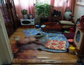 ​​​​​​​​​​​​​​​​&nbsp;고인유품정리, 고독사현장청소, 자살현장청소 전문업체 스위퍼스입니다.스위퍼스는 경찰청에서 주관하는 범죄피해자 지원제도와 관련하여 각 지역 경찰서 청문감사실의 의뢰를 받아 살인 및 상해, 폭행 등의 강력범죄 피해현장 특수청소, 고인유품정리 작업을 진행하고 있습니다.- 작업 진행 과정 -혈흔이 묻어 있는 침구류를 모두 제거하였습니다.혈흔이 묻어 있는 가재도구들을 모두 제거하였습니다.유가족 분들의 요청에 따라 고인의 유품 일부를 정리하였습니다.혈액제거제를 살포하여 바닥에 묻어 있는 혈흔을 모두 제거하였습니다.오염된 부분에 고온 스팀 청소를 진행하였습니다.혈흔이 묻어 있는 벽지 일부를 제거하였습니다.자외선오존 살균기를 가동하여 집안의 살균, 소독 및 악취제거, 공기정화 작업을 진행하였습니다.살균성소취제, 산업용탈취제, 연막항균제를 살포하여 집안의 항균, 탈취 작업을 모두 완료하였습니다.&nbsp;