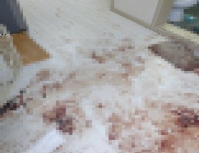 변사사건현장 특수청소 전문가 [24시간 긴급 대응]사망자 자동차 처분 서비스 [차량 긴급 이동, 견인, 보관 가능]스위퍼스 본사 대표번호 : 1800-9862 / 긴급 전화번호 : 010-5400-9862&nbsp;&nbsp;&nbsp;&nbsp;&nbsp;경기도 OO시에 위치한 강력범죄 피해현장입니다.해당 지역 관할 경찰서 의뢰를 받아 강력범죄 피해현장정리 및 혈흔제거 특수청소 작업을 진행하였습니다.* 스위퍼스는 전국 각 지역 경찰서의 의뢰를 받아 강력범죄 피해현장의 유품정리, 폐기물처리, 혈흔제거, 특수청소, 살균소독, 항균탈취 등의 작업을 진행하고 있습니다.&nbsp;&nbsp;&nbsp;&nbsp;&nbsp;&nbsp;&nbsp;<주요 작업 진행 과정>- 혈액이 묻어 있는 가재도구를 모두 폐기하였습니다.- 혈흔제거제를 살포하여 집안 곳곳에 묻어 있는 혈흔을 중화시킨 뒤 제거하였습니다.- 혈액으로 오염된 부분을 중점적으로 고온 스팀 청소를 진행하였습니다.- 혈액으로 오염된 부분을 중점적으로 자외선오존 살균, 소독 작업을 진행하였습니다.- 연막항균제를 살포하여 집안 전체적으로 항균탈취, 소취 작업을 완료하였습니다....회복적경찰활동 및 범죄피해자 지원 제도 안내강력범죄 피해를 당하신 유가족분들 중 경찰청에서 운영하는 범죄피해자 보호 · 지원 제도를 모르시고 곧바로 당사에 강력범죄현장 특수청소 작업을 의뢰하시려는 분들이 종종 계십니다.스위퍼스는 이러한 유가족분들에 대하여 작업 의뢰에 앞서 먼저 경찰청을 통한 범죄피해자 보호 · 지원 제도를 받으실 수 있도록 안내해드리고 있습니다.범죄피해자 보호 · 지원 제도 관련 연락처경찰청 : 182지방검찰청 피해자지원실 : 1577-2584범죄피해자지원센터 : 1577-1295한국피해자지원협회(KOVA) : 02-3437-8700대한법률구조공단 : 132국민건강보험공단 : 1577-1000교통안전공단(피해자지원) : 1544-0049보건복지콜센터 : 129범죄피해자 보호 · 지원 제도와 관련하여 피해자분들이 도움받을 수 있는 분야는 다음과 같습니다.■ 경제적 지원제도1. 범죄피해자구조금제도2. 긴급복지 지원제도3. 이전비(이사실비) 지원제도4. 주거지원제도5. 배상명령제도6. 보험급여 지원제도■ 법률적, 심리적 지원제도1. 무료법률구조제도2. 법률홈닥터3. 스마일센터를 통한 심리치료 지원4. CARE(피해자심리전문요원)■ 기타 지원제도1. 피해자 임시숙소 제도2. 피해현장정리 (범죄현장청소)범죄피해 지원제도 / 관련기관 보러 가기 (경찰청)링크 : https://www.police.go.kr/www/security/support/support01/support05.jsp...&nbsp;- 스위퍼스 24시간 긴급 대응 -비상 상태는 계획되어 있지 않습니다.당사는 그것을 이해하고 있으며 연중무휴 365일, 주 7일, 하루 24시간 의뢰인분들의 요구에 대응할 준비가 되어 있습니다.스위퍼스 공식 블로그 (Since 2012)https://blog.naver.com/iwaaki스위퍼스 카솔루션 [스위퍼스 자동차 특수청소]사망자 자동차 처분 토탈 서비스극단적 선택 차량 특수청소 프로세스https://www.carsolution.co.kr﻿