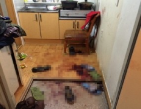 




















경찰청 범죄피해자 지원제도와 관련하여 경찰청의 의뢰로&nbsp;강력범죄현장 유품정리, 특수청소를 진행하였습니다.
혈흔이 묻어있는 이불 및 의류, 가재도구 등 오염부분을 제거하였습니다.
혈흔제거제를 살포하여 바닥 및 주변에 묻어있는 혈흔을 제거하였습니다.
혈흔이 묻어있는 벽지를 부분적으로 제거하였습니다.
자외선오존 살균기를 사용하여 살균, 소독작업을 완료하였습니다.
살균성소취제, 산업용탈취제를 살포하여 집안의 소취, 탈취 작업을 완료하였습니다.
연막항균제를 살포하여 집안의 항균작업을 완료하였습니다.