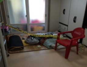 ​​​​​​​​​​​​​​​&nbsp;유품정리 특수청소 전문업체 스위퍼스입니다.스위퍼스는 고인유품정리 및&nbsp;고독사, 자살현장 특수청소&nbsp;이외에도 경찰청의 의뢰를 받아&nbsp;살인 및&nbsp;상해, 폭행 등의 강력범죄현장 특수청소 작업을 진행하고 있습니다.경찰청 범죄피해자 지원 제도와 관련하여 해당 지역 경찰서 청문감사실의&nbsp;의뢰를 받아 강력범죄현장 특수청소, 고인유품정리 작업을 진행하였습니다.- 작업 진행 과정 -혈흔이 묻어 있는 이불 및 의류, 가재도구 등 오염부분을 제거하였습니다.유가족 분의 요청에 따라 고인의 유품 일부를 정리하였습니다.혈액제거제를 살포하여 집안 곳곳에 묻어 있는 혈흔을 모두 제거한 후 고온 스팀 청소를 진행하였습니다.자외선오존 살균기를 가동하여 집안의 살균, 소독 및 악취제거, 공기정화 작업을 진행하였습니다.살균성소취제, 산업용탈취제, 연막항균제를 살포하여 집안의 항균, 탈취 작업을 완료하였습니다.&nbsp;