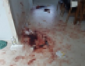 고인의 마지막 정리유가족 통합 솔루션스위퍼스 유품정리 특수청소www.sweepers.co.kr스위퍼스 카솔루션www.carsolution.co.kr&nbsp;[강력범죄현장 특수청소]&nbsp; &nbsp;&nbsp; &nbsp;&nbsp;아파트 강력범죄현장입니다.강력범죄로 인하여 집안 곳곳에 널브러져 있는 혈흔의 제거가 필요하다는 유가족분의 연락을 받고 상담을 진행하였습니다.최초 상담 시, 유가족분에게 경찰청에서 운영하는 범죄피해자 지원제도를 안내해 드렸고, 유가족분께서는 곧바로 해당 지원제도를 알아보셨지만 친족 간에 사건이 발생한 경우라 지원이 어렵다는 경찰청의 답변을 듣고 다시 당사에 작업을 의뢰하셨습니다.이에 다음날, 현장에 방문하여 강력범죄현장 특수청소 작업을 진행하였습니다.[범죄피해자 지원제도 안내]강력범죄 피해자는 범죄피해자 보호, 지원 제도에 따라 형사사건 발생 이후 국가로부터 보호 및 지원을 받을 권리를 지닐 수 있으며 크게 경제적 지원, 심리적 지원, 법률적 지원, 기타 지원을 받을 수 있습니다.www.police.go.kr/www/security/support/support01/support05.jsp&nbsp; &nbsp;&nbsp; &nbsp;&nbsp;[주요 작업 진행 과정]혈액으로 오염되어 있는 가재도구 및 파손된 가재도구를 모두 반출하였습니다.집안 곳곳에 혈액제거제를 살포하여 혈흔을 모두 제거한 뒤, 고온 스팀청소를 진행하였습니다.&nbsp; &nbsp;&nbsp; &nbsp;&nbsp;마지막으로 살균성소취제를 살포하여 집안의 살균, 소독 및 항균탈취, 소취 작업을 모두 완료하였습니다.유가족분의 현장 확인 후, 이상이 없음에 따라 작업을 종료하였습니다....스위퍼스 통합센터비상상태는 계획되어 있지 않습니다.당사는 그것을 이해하고 있으며 주 7일, 하루 24시간 의뢰인분들의 요구에 대응할 준비가 되어 있습니다.유품정리 특수청소 온라인 접수 : www.sweepers.kr/service공식 홈페이지 : www.sweepers.co.kr대표번호 : 1800-986224시간 긴급 대응 서비스 : 010-5400-9862사망자 자동차 문제해결 온라인 접수 : www.carsolution.co.kr/contact공식 홈페이지 : www.carsolution.co.kr대표번호 : 1800-986224시간 긴급 대응 서비스 : 010-5400-9862