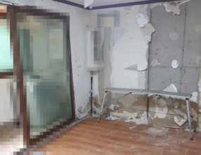 고인의 마지막 정리유가족 통합 솔루션스위퍼스 유품정리 특수청소www.sweepers.co.kr&nbsp;스위퍼스 카솔루션www.carsolution.co.kr&nbsp;[고독사 변사사건현장 특수청소][비전문업체 피해 현장 복원]&nbsp; &nbsp;&nbsp; &nbsp;&nbsp;원룸 고독사 현장입니다.유가족분의 비전문업체 섭외로 인한 피해가 발생하여 건물주분께서 당사에 후속 작업을 의뢰하셨습니다.유가족분은 해당 지역에 있는 청소업체에 유품정리, 특수청소 작업을 의뢰하셨고 해당 업체는 집안의 물건정리와 눈으로 확인되는 오염부분만 닦아낸 후 철수하였다고 합니다.이후, 건물주분께서 집안의 인테리어 시공을 진행하려 했는데 시신 부패 악취가 계속 발생한다는 인부들의 얘기에 작업을 중단하였고 당사에 연락하여 현장 방문을 요청하셨습니다.다음날 현장에 방문하여 집안 점검을 진행하였습니다.고인의 사망 위치를 파악하고 건물주분에게 말씀드려 데코타일 일부분을 제거해 보았습니다.&nbsp; &nbsp;&nbsp;데코타일을 제거하자 시신의 오염물(혈액, 부패액 등)이 콘크리트 부분에 스며들어간 것을 확인할 수 있었습니다.또한, 데코타일과 콘크리트 틈새마다 파리 고치들이 존재하는 것을 확인할 수 있었습니다.&nbsp;오염부분을 확인한 후, 집안에서 발생하는 시신 부패 악취의 농도를 측정하였습니다.일시 : 2021년 06월18일시각 : 오전 11시29분ODOR(냄새) : 0.00PPMH2S(황화수소) : 0.00PPMTVOC(유기화합물) : 0.21PPMNH3(암모니아) : 0.16PPM복합가스를 측정하고 건물 밖으로 나가 건물주분에게 시신 부패 악취 제거를 위한 후속 작업 절차를 말씀드렸으며, 건물주분께서 동의하심에 따라 곧바로 고독사 특수청소 작업을 시작하였습니다.&nbsp; &nbsp;&nbsp;먼저 콘크리트에 스며들은 오염물 제거 작업을 진행하였습니다.화학약품을 살포하자 혈액, 부패액 등이 반응(하얀색 기포)을 일으켰으며 해당 부분을 중점적으로 중화, 세척 작업을 진행하였습니다.(* 특이사항)해당 현장의 경우 시신의 오염물이 소량 정도만 콘크리트에 스며들어갔기 때문에 비교적 무난하게 끝낼 수 있었습니다.시신의 오염물이 다량으로 스며들어간 현장의 경우 콘크리트를 파쇄하는 설비공사를 진행해야 될 가능성이 높습니다.&nbsp; &nbsp;&nbsp; &nbsp;&nbsp;오염물 제거 작업 이후 바닥에 있는 데코타일을 모두 제거하였습니다.이어서 집안의 벽지를 모두 제거하였으며, 석고보드 벽도 모두 철거를 진행하였습니다.그리고 바닥에 널브러져 있는 파리 고치들을 모두 제거한 뒤, 집안 전체적으로 청소를 진행하였습니다.&nbsp; &nbsp;&nbsp; &nbsp;&nbsp;물리적인 작업이 끝난 이후, 본격적으로 살균소독 및 항균탈취 작업을 진행하였습니다.자외선오존 살균기를 가동하여 집안 전체적으로 살균, 소독 및 시신부패악취제거, 공기정화 작업을 진행하였습니다.또한, 살균세정제 및 연막항균제 살포 작업을 진행하여 집안 전체적으로 항균탈취, 소취 작업을 모두 완료하였습니다.자외선(UV) - 오염된 집안의 박테리아 및 바이러스 DNA에 영향을 주어 죽이거나 번식을 방지하고 짧은 시간 안에 사멸시킵니다.오존(OZONE) - 박테리아 및 바이러스에 치명적인 산화력을 가지고 있는 무색의 자극성 냄새를 가진 분자로서 악취가 나는 분자들과 결합하여 악취가 나지 않는 분자로 산화시킵니다.&nbsp;건물주분의 요청에 따라 자외선오존 살균, 소독 작업을 며칠간 추가적으로 진행하였습니다.이에 총 8일간의 작업기간을 끝으로 모든 작업을 마무리하였으며 최종적으로 집안의 복합가스를 측정하였습니다.일시 : 2021년 06월25일시각 : 오전 11시57분ODOR(냄새) : 0.00PPMH2S(황화수소) : 0.00PPMTVOC(유기화합물) : 0.00PPMNH3(암모니아) : 0.00PPM당사의 작업 완료에 따른 건물주분의 현장 검수가 있었으며 이상이 없음에 따라 현장에서 철수하였습니다....스위퍼스 통합센터비상상태는 계획되어 있지 않습니다.당사는 그것을 이해하고 있으며 주 7일, 하루 24시간 의뢰인분들의 요구에 대응할 준비가 되어 있습니다.유품정리 특수청소 온라인 접수 : www.sweepers.kr/service공식 홈페이지 : www.sweepers.co.kr대표번호 : 1800-986224시간 긴급 대응 서비스 : 010-5400-9862사망자차량 문제해결 온라인 접수 : www.carsolution.co.kr/contact공식 홈페이지 : www.carsolution.co.kr대표번호 : 1800-986224시간 긴급 대응 서비스 : 010-5400-9862
[이 게시물은 최고관리자님에 의해 2023-02-19 16:54:17 고독사에서 이동 됨]