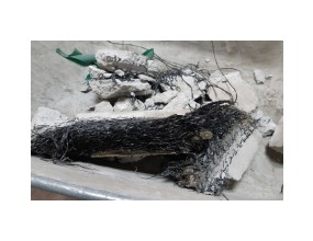 원룸 세입자 고독사에 따른 건물주(집주인)의 피해와 비전문업체 작업 실패로 인한 이중 부담당사 사업분야와 같은 유품정리, 특수청소 업체가 난립함에 따라 유가족 및 건물주(집주인) 분들이 비전문업체에 작업을 의뢰하였다가 문제가 발생하여 당사에 후속 조치를 요청하시는 경우가 많이 발생하고 있습니다.고독사현장을 단순하게 '물건만 치우고 닦으면 끝나는 것 아냐?'라고 생각하시는 분들이 많아 전문성을 강조하기보다는 비용 절감을 목적으로 하여 저렴한 가격에 비전문업체를 선정하여 작업을 진행하시는 분들이 많습니다.고독사현장 유품정리, 특수청소 작업이 비교적 무난하게 마무리된다면 별로 걱정할 필요는 없겠지만 제대로된 마무리가 되지 않을 경우 현장에서는 시신부패악취가 지속적으로 발생하게 되고 이로 인한 건물주, 유가족, 비전문업체 간의 분쟁이 발생하게 됩니다.10여년 동안 해당 사업을 운영해본 결과 유가족분들은 저렴한 가격으로 고독사현장 유품정리, 특수청소 문제들을 해결하여 건물주분들에게 보증금 일부를 돌려받기를 원하시고, 건물주분들은 비용의 문제가 아닌 현장 원상 복구의 문제이기 때문에 당사와 같은 전문업체에 작업을 의뢰하십니다.당사는 다른 업체와는 달리 고독사현장 기준, 약 1주 ~ 두 달 정도의 작업기간을 잡고 며칠 단위로 전문인력이 투입되는 작업방식을 고수하고 있기때문에 다른 업체와 비교하여 작업비용이 2배 ~ 5배 이상 높은 편입니다.이 때문에 보증금을 건물주분들에게 돌려받아야 되는 유가족분들은 당사에 작업을 의뢰하지 않습니다. (100만원 ~ 500만원 정도)당사 작업비용과 설비공사비용, 인테리어 복구비용이 보증금을 초과하여 오히려 유가족분들이 건물주분들에게 손해배상을 해줘야 되는 상황이 발생하기 때문입니다.이에 반해 수천만원 ~ 억 단위 이상의 전세, 자가를 보유한 유가족분들과 세입자를 받고 있는 건물주(집주인)분들은 당사에 작업을 무조건 맡기시는 편입니다.비용의 문제가 아닌 제대로 된 마무리를 통하여 다음 세입자의 입주 또는 주거지의 매매를 이루어 내야 되기 때문입니다.* 해당 포스팅은 비전문업체에 고독사현장 유품정리, 특수청소 작업을 의뢰하였다가 낭패를 보아 당사가 다시 현장에 투입되어 마무리를 지은 현장의 내용입니다.이는 추후 건물주(집주인)분들 누구에게나 발생할 수 있는 일이니 참고하시면 도움이 되겠습니다.&nbsp; &nbsp;원룸 고독사 유품정리 특수청소 실패 현장입니다.유가족분들께서는 건물주분에게 고독사현장을 알아서 정리, 청소하겠다고 말씀하셨으며 이에 건물주분은 이를 승낙하시고 보증금을 유가족분들에게 돌려주셨습니다.유가족분들은 비전문업체에 고독사현장 처리 작업을 의뢰하셨고 비전문업체는 심각한 오염부분 제거, 집안의 물건 정리, 일부 벽지제거만 진행하고 작업을 마무리하였습니다.며칠간 환기시키면 시신부패악취가 없어질 것이라는 비전문업체의 얘기에 건물주분은 현장의 창문을 열어 놓고 며칠간 환기를 진행하셨습니다.하지만 며칠이 지나도 집안 실내에 시신부패악취가 사라지지 않아 건물주분은 고민에 빠지셨고 이에 당사에 연락하여 현장 방문을 요청하셨습니다.&nbsp;&nbsp;&nbsp;다음날, 당사 인력이 현장에 방문하여 현장을 점검하였습니다.바닥 상태를 확인하니 변사체 부패액과 체액을 닦은 흔적이 보였습니다.또한, 장판 재질이 데코타일인 관계로 틈새에 변사체 분비물 등이 들어가 있는 것을 확인하였습니다.얼핏 보기에는 괜찮아 보일 수도 있겠지만 고인분이 바닥에서 사망하였고 바닥이 데코타일이라면 사실상 이러한 현장은 콘크리트 바닥까지 변사체 오염물들이 스며들어 가는 경우가 대부분이며 장판제거, 설비공사 등의 복합적인 작업이 필요합니다.&nbsp;밖으로 나가 건물주분과 상담을 진행하기 전에 집안 실내 시신부패악취로 인한 복합가스를 측정하였습니다.사실 해당 현장의 복합가스 측정은 크게 의미가 없지만 건물주분에게 객관적인 자료를 제공함에 따라 필요한 작업범위의 설명을 설득하기 위하여 집안 실내 복합가스를 측정하였습니다.측정시기 : 2020년 08월20일측정시각 : 오전 09시26분ODOR(악취) : 14PPMH2S(황화수소) : 0.00PPMTVOC(유기화합물) : 0.86PPMNH3(암모니아) : 0.07PPM현장 밖으로 나가 건물주분과의 상담을 진행하였습니다.비전문업체 작업 이후 당사가 진행해야 될 후속작업들을 설명하고 최악의 경우 설비공사가 필요하다고 말씀드렸습니다.이에 건물주분도 데코타일을 제거하고 바닥 상태를 확인한 뒤 설비공사 여부를 결정하겠다고 말씀하셨습니다.&nbsp;&nbsp;&nbsp;집안에 남아 있는 물건을 모두 반출한 뒤 바닥에 화학약품을 흥건하게 살포하여 화학반응이 일어나는지 확인하였습니다.아니나 다를까 얼마 지나지 않아 데코타일 틈새에 화학반응이 일어났으며 곧바로 집안의 데코타일을 모두 제거해나갔습니다.&nbsp;&nbsp;&nbsp;&nbsp;&nbsp;데코타일 일부를 제거하자 콘크리트 바닥 속으로 변사체 부패액과 체액이 스며들어간 것을 확인할 수 있었습니다.또한 콘크리트 바닥 몰딩 부분까지 변사체 부패액과 체액이 흘러들어간 것을 확인할 수 있었습니다.변사체 오염물이 콘크리트 바닥 표면에만 묻어 있다면 화학약품을 이용한 중화, 세척, 건조, 코팅 작업을 통하여 작업을 마무리 지을 수도 있겠지만 해당 현장의 경우 그 정도를 넘어섰기 때문에 콘크리트 바닥 설비공사가 필요한 상황이었습니다.이에 건물주분께 연락드려 상황 전달과 함께 콘크리트 바닥 상태를 문자로 보내드린 뒤 설비공사 여부를 결정해 줄 것을 요청하였습니다.잠시 후, 건물주분은 설비공사를 수락하셨으며 이에 상호 간의 공사일정을 조율한 뒤 공사안내문을 건물 출입구에 부착한 후 철수하였습니다.&nbsp;&nbsp;&nbsp;&nbsp;&nbsp;며칠 뒤, 콘크리크 바닥 설비공사를 진행하였습니다.변사체 부패액과 체액으로 오염되어 있는 콘크리트를 파쇄한 후 하나하나 제거해나갔습니다.&nbsp;&nbsp;보시다시피 변사체 부패액, 체액으로 오염되어 있는 콘크리트와 그렇지 않은 콘크리트는 확연하게 차이가 나고 있습니다.(짙은색 부분)특히 왼쪽 상단을 보시면 오염된 콘크리트의 경우 엑셀 파이프가 있는 깊이 만큼 변사체 부패액, 체액이 스며들어간 것을 확인하실 수 있습니다.이렇게 오염되어 있는 콘크리트는 표면에 중화, 세척 작업만을 진행한다고 하여 오염부분 및 시신부패악취를 제거할 수 없습니다.간혹, 설비공사가 불가능한 현장의 경우 당사도 중화, 세척, 건조, 코팅 작업을 진행하기는 합니다만 그 결과를 의뢰인분들에게 장담을 해드릴 수가 없습니다.&nbsp;&nbsp;&nbsp;파쇄한 콘크리트를 모두 제거한 뒤 콘크리트 바닥 재시공을 진행하였습니다.콘크리트 바닥은 약 일주일 정도의 건조기간을 거친 뒤 다시 현장에 투입되어 후속 작업을 진행해나갑니다.&nbsp;&nbsp;&nbsp;일주일 뒤 다시 현장에 투입되어 집안의 벽지를 모두 제거하였습니다.유가족분들이 맡긴 비전문업체가 제거하기 쉬운 부분의 벽지만 제거한 관계로 집안의 벽지가 남아 있는 상태였습니다.이에 시신부패악취가 배어 있는 벽지를 모두 제거하였습니다.* 시신부패악취가 심각하거나 다량의 파리 유충(구더기), 고치(번데기)가 발생한 현장의 경우 벽면 석고보드까지 철거하는 경우도 있습니다.&nbsp;&nbsp;&nbsp;&nbsp;&nbsp;&nbsp;&nbsp;직접적인 오염부분이 모두 제거되면 집안 전체적으로 청소를 진행합니다.이후 집안 전체적으로 산업용탈취제, 살균성소취제, 연막항균제 등을 살포하여 집안 전체적으로 항균탈취, 소취 작업을 마무리합니다.* 해당 항균탈취, 소취 작업은 1회성으로 끝내는 것이 아니라 현장 상황에 따라 수회, 며칠간 반복하여 진행합니다.&nbsp;&nbsp;&nbsp;마지막으로 집안 실내 복합가스를 측정하였습니다.해당 현장의 경우 변사체 오염물을 완벽하게 제거한 현장이었기 때문에 만족스러운 결과가 나올 수 있었습니다.측정시기 : 2020년 09월07일측정시각 : 오후 06시09분ODOR(악취) : 0.00PPMH2S(황화수소) : 0.00PPMTVOC(유기화합물) : 0.00PPMNH3(암모니아) : 0.00PPM총 19일간의 작업기간을 끝으로 모든 작업을 완료하였습니다.건물주분이 만약 고독사현장의 처리가 제대로 마무리 되었는지 확인하신 후 유가족분들과 유품정리 / 특수청소 비용, 설비공사 비용, 인테리어 복구비용을 협의하였으면 손해는 크게 발생하지 않았을 것입니다.하지만 이러한 일을 처음 겪어본 건물주분은 크게 문제 될 것이 없다고 판단하셨고 곧바로 유가족분들에게 보증금을 전달해드렸으며 이에 따라 당사 작업비용 및 콘크리트 바닥 설비공사 비용, 인테리어 복구비용을 모두 본인이 부담하시게 되었습니다....2019년 ~ 2020년 정도부터 이러한 비전문업체 작업 실패 현장의 의뢰가 많이 들어오고 있습니다.이 때문에 건물주 및 유가족 분들이 합의점을 찾지 못하여 민사소송까지 진행되는 경우를 자주 보고 있습니다.소송 과정에서 건물주분들이 당사 의뢰인일 경우 '전문업체에 고독사현장 처리 작업을 맡겼으며 이 정도의 비용이 나왔으니 물어달라.'라고 주장하시고, 유가족분들이 당사 의뢰인일 경우 '전문업체에 고독사현장 처리 작업을 맡겨 집안을 완벽하게 복구하였으니 보증금(전세금)을 돌려달라.'라고 주장하십니다.이에 당사는 의뢰인분들에게 소송 증거로 쓰이는 자료들을 제공해드리고 증인으로 참석하는 경우가 있는데 이 때문에 곤욕을 치르는 경우도 있습니다.일찍이 일본의 변사사건현장 유품정리, 특수청소 사업에는 고독사보험이 출시되어 있어 건물주 및 유가족 분들의 손해가 발생하지 않도록 어느 정도의 안전장치가 마련되어 있지만 국내의 경우 아직 당사의 사업분야가 워낙 생소하다 보니 이런 일을 처음 겪으시는 건물주 및 유가족 분들이 많아 아직 제대로 된 대처 및 합의점을 찾지 못하고 있습니다.초고령화시대 진입, 1인 가구 수의 증가, OECD 국가 자살률 1위, 높은 노인빈곤율 등 각종 언론, 방송에서 발표되는 지표만 살펴보아도 고독사, 자살은 해마다 증가할 수밖에 없는 구조이며 일본을 따라가는 우리나라의 인구학적 변화만 살펴보아도 이러한 사태가 증가하면 더 증가하지 감소하지는 않을 것입니다.이는 우리 주변 누구에게나 발생할 수 있는 사건임을 인지하고 건물주 및 유가족 분들 모두 적절한 상황 대처를 통하여 원만한 해결을 하였으면 좋겠습니다.감사합니다.끝...
[이 게시물은 최고관리자님에 의해 2023-01-19 12:39:34 스토리에서 복사 됨]