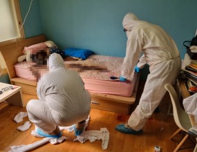 행정복지센터 담당 지역 내 주민이 고독사를 하였는데 시신부패악취로 인하여 해당 다세대주택의 이웃 주민들이 민원을 지속적으로 제기함


이에 행정복지센터에서는 급한 민원을 해소하고자 한국유품정리사협회에 연락하여 고독사 변사사건현장 특수청소 자원봉사를 신청함


한국유품정리사협회 회원사들이 고독사 현장에 방문하여 먼저 현장을 점검하였으며 이후 행정복지센터 팀장과 통장에게 고인의 정보와 유가족의 존재 여부, 그리고 기타 주요 상황을 알려달라고 요청함


고인을 기준으로 고독사 현장의 부동산이 자가인지 전세인지 월세인지, 유가족의 존재 및 부존재 여부와 상속 관련 단순승인, 한정승인, 상속포기 방향에 따라 자원봉사의 방향이 달라질 수 있기에 꼭 필요한 정보 수집이라고 볼 수 있음


고인은 예전에 이혼하였고 유일한 유가족은 미성년자인 자녀들이 있는데 현재 시신인수를 거부한 상황이며 연령상 법률 서비스의 이용이 어려운 관계로 말로만 모든 상속을 포기하겠다고 행정복지센터에 통보하였다고 함


문제는 고인이 사망한 거주지가 고인의 명의로 되어 있어 제3자가 집안의 유품정리를 진행할 수 없는 상황이며 유가족이 고인의 재산과 관련하여 법적인 상속 과정을 거쳐야지만 문제 해결이 가능하였음


하지만 방금 말했듯이 유가족이 나몰라라 하는 상황이라 행정복지센터 자체적으로는 손쓸 방법이 없어 시청에 도움을 요청하였지만, 시청에서도 무연고사망자로 구분된 고인의 재산정리와 관련하여 유품정리 등의 사후처리를 진행할 방법이 전혀 없어 도움을 줄 수 없다고 답변 하였다고 함


이에 일단 이웃주민들의 민원을 해소하기 위하여 한국유품정리사협회에 고독사 변사사건현장 특수청소 자원봉사를 신청한 것이었으며 행정복지센터 팀장은 국가 차원에서 나서지 않는 이상 더 이상의 문제 해결은 전혀 안 될 것 같다는 의견을 내비쳤음


이후 자원봉사를 진행하여 고인이 사망한 위치에 흘러 있는 변사체 오염물을 제거, 폐기함


자원봉사 마무리 후 현장을 계속 이대로 내버려 둘 수밖에 없다는 행정복지센터 팀장의 얘기에 따라 전기가 단전될 시 냉장고 안 음식물이 부패되어 2차 피해가 발생할 수 있으며, 현재 현관문이 파손되어 있어 제3자의 현장 침입이 가능한 상황이니 이에 대한 대비가 필요하다고 참고 사항을 전달함


&nbsp;
&nbsp;
* 주요 문제
고인이 본인 명의로 되어 있는 부동산에서 고독사를 하였는데 유가족이 법적인 상속 절차를 거치지 않아 거주지의 유품정리가 불가능한 상황이며, 현장이 부패된 상태 그대로 방치되어 있어 시신부패 악취로 인한 이웃 주민들의 민원이 빗발치는 상황
&nbsp;
&nbsp;
&nbsp;
&nbsp;