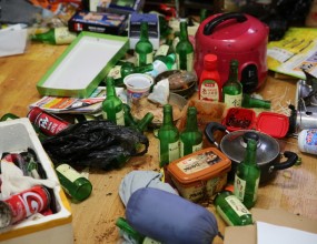 원룸에 거주하던 세입자가 극단적인 선택을 하여 시신이 부패된 상태로 발견됨


시신부패 악취로 인한 이웃 세입자들의 각종 민원, 퇴거 요청 등으로 건물주는 막대한 금전적 손실이 발생하는 상황이었음


이에 건물주는 사건 담당 경찰 및 해당 지역 행정복지센터, 구청 등에 연락하여 고독사한 세입자의 유가족이 있는지 수소문함


일단 가장 먼저 유가족과 연락이 닿은 곳은 구청이었는데, 유가족은 구청과의 통화 과정에서 고인이 사망한 사실과 관련하여 본인은 신경 쓰기도 싫고 / 시신인수도 거부하겠으며 / 상속도 모두 포기함을 통보하였다고 함


해당 내용을 전달받은 구청 측은 건물주에게 연락하여 유가족이 얘기한 내용을 그대로 전달하였으며 이후 건물주는 당사에 연락하여 고독사현장 유품정리, 특수청소를 문의함


당사는 건물주와의 상담 과정에서 몇 가지 불명확한 부분이 있어 재차 물어보았는데 먼저 구청과 통화한 유가족이 고독사한 고인을 기준으로 혈족, 인척, 직계, 방계 등 어떠한 관계인지 / 그리고 유가족이 법적인 상속절차를 밟고 있는지 / 유가족과 직접 소통한 최소한의 자료(통화녹음, 문자 등)가 남아 있는지 등의 사실관계를 확인해봄


하지만 건물주는 유가족과 직접 만나거나 통화한 사실이 전혀 없고 오로지 구청 측으로부터만 해당 내용을 전달받았을 뿐이라며 위의 사실관계와 관련하여 아는 것이 전혀 없다고 대답함


이에 당사는 만약 지금 당장 고독사현장 유품정리, 특수청소를 진행하였는데 추후 다른 유가족이 나타나 고인의 재산과 관련하여 상속에 대한 소유권을 주장한다면 건물주나 당사나 민·형사상의 분쟁이 발생할 수도 있으니 일단 구청에 다시 연락하여 유가족 확인과 함께 직접적으로 소통을 하거나 아니면 당사와 연결을 시켜달라고 부탁함


다음날 건물주는 구청에 찾아가 유가족과 연락이 닿아야지만 고독사현장의 문제해결이 가능하니 유가족과 연결이 닿을 수 있도록 도와달라고 도움을 요청하였지만, 구청 측은 개인정보 보호를 이유로 유가족에게 최소한의 연락 시도조차 하지 않고 무조건 도와줄 수 없다며 건물주를 돌려보냈다고 함


건물주는 다시 당사에 연락하여 어떻게 해야 되냐고 하소연 하였지만 당사 입장에서도 손쓸 방법이 전혀 없었음


무엇보다도 주거지역뿐만 아니라 더 심각한 문제가 하나 더 있었는데 해당 원룸 건물에 고인의 차량이 주차되어 있다는 사실이었음


원룸의 특성상 통상적으로 건물의 가구 수보다 주차면이 적은 편인데 고독사현장 주거지역의 문제가 해결되지 않는다는 것은 곧 해당 고인 명의 자동차도 처리될 수 없다는 얘기가 되기에 건물주는 이러지도 저러지도 못하고 사면초가에 놓인 상황이 될수밖에 없었음


또한, 무연고사망자의 재산이 정리되어 국고 귀속이 완료되기까지는 평균 3년이라는 기간이 소요되고 10번 이상의 재판이 진행되기에 건물주는 최악의 경우 해당 고독사현장의 거주지와 고인 명의의 차량을 그대로 방치해야 되는 상황이 발생할 수도 있음


이 때문에, 건물주는 민·형사상의 분쟁을 감수하고 고인의 흔적을 정리할 것인지 아니면 기약 없이 주거현장과 차량을 계속 내버려 둘 것인지의 선택의 갈림길에 서 있음


&nbsp;
&nbsp;
* 주요 문제
고독사한 고인의 유가족과 소통이 전혀 불가능하여 주거지역의 유품정리를 진행하지 못하는 상황이며 고인 명의의 자동차가 해당 건물 주차장에 세워져 있는데 기약 없이 방치될 수도 있는 상황
&nbsp;
&nbsp;
&nbsp;
&nbsp;