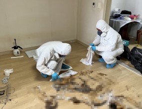 LH아파트에서 거주하고 있는 임차인이 고독사를 하였는데 유가족이 고인의 시신인수를 거부하고 상속을 포기하여 고인 거주지의 유품정리 및 재산정리에 아예 관심을 가지지 않음
&nbsp;
&nbsp;
이에 LH아파트 관리사무소 측이 난감한 상황에 놓여 해당 지역을 담당하는 시청에 도움을 요청함
&nbsp;
&nbsp;
시청 주무관 및 관리사무소는 유가족과의 소통을 통하여 고인의 재산 상속과 관련한 적절한 해결 방안을 이루어내려고 노력하였지만 유가족은 요지부동 무관심으로 일관하고 있어 임차인이 사망한 현장의 유품정리가 아예 불가능한 상황이었음
&nbsp;
&nbsp;
또한, 더욱 큰 문제는 임차인이 고독사한 상황이라 시신이 부패됨과 동시에 방바닥에 변사체 혈액, 부패액, 인체조직 등의 오염물이 흘러내려 시신부패 악취가 해당 층수는 물론 위아래층까지 확산되어 이웃주민들의 피해가 발생하고 있었음
&nbsp;
&nbsp;
이미 이웃주민들은 고인이 고독사한 사실을 알고 있었기에 본인 집으로 들어오는 악취가 시신부패 악취라는 것을 인지하고 있었으며, 이에 개인마다 관리사무소에 방문, 연락하여 민원을 지속적으로 제기함
&nbsp;
&nbsp;
입주민들의 빗발치는 민원으로 관리사무소의 부담은 가중되어 갔으며 일단 급한 문제부터 해결하고자 시청 주무관과 협의하여 한국유품정리사협회에 고독사현장 특수청소 지원을 신청함
&nbsp;
&nbsp;
며칠 뒤, 한국유품정리사협회 회원사들이 고독사현장에 방문하여 현장을 살펴보았으며 시청 주무관 및 관리사무소 측에게 현재 유가족의 상황과 작업 시 주의 사항을 전달받음
&nbsp;
&nbsp;
특히, 현재 연락이 닿은 유가족은 상속을 포기한다 하였지만 추후 다른 유가족이 나타나 고인의 재산과 관련하여 상속에 따른 소유권을 주장할 수도 있기에 관리사무소는 집안에 변사체 혈액, 부패액으로 오염되어 있는 의류 및 가재도구들을 정리하더라도 집 밖으로 반출, 폐기하지 말고 집안에 놓아둘 것을 요청하였음
&nbsp;
&nbsp;
이에 한국유품정리사협회 회원사들은 고독사현장 특수청소를 진행하면서 발생하게 된 변사체 오염 폐기물들을 밀봉 및 포장하여 베란다 한쪽 구석에 놓아둠
&nbsp;
&nbsp;
이러한 변사체 오염 폐기물들은 아무리 밀봉하였다 하더라도 시간이 경과되면 내부의 박테리아 증식으로 인한 가스가 부풀어 올라 포장이 터질 수도 있기에 이에 대한 유의점을 시청 주무관 및 관리사무소 측에 전달함

&nbsp;
&nbsp;
&nbsp;
* 주요 문제
유가족의 고인 시신인수 거부와 상속은 별개의 상황이며 법적인 상속 절차를 거쳐야지만 고인의 재산 정리가 가능한데 무관심으로 일관하여 고독사현장에 대한 유품정리가 아예 불가능한 상황에 놓임
&nbsp;
&nbsp;
&nbsp;
&nbsp;

