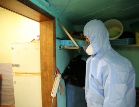 LH전세임대에서 거주중인 임차인(독거노인)이 고독사를 하여 시신이 장기간 방치된 관계로 심각하게 부패된 변사체 상태로 발견됨


문제는 고인이 유가족이 전혀 없는 무연고사망자여서 집주인은 해당 고독사 현장에 대한 유품정리, 특수청소 진행이 불가능한 상황이었음


이에 집주인은 당사에 연락하여 현재 본인이 난감한 상황에 놓인 사연을 하소연하였으며, 현장 방문을 통한 견적 및 자문을 요청하였음&nbsp;


현장 방문을 통하여 먼저 견적을 책정하였는데 고독사 현장의 오염상태가 매우 심각하여 유품정리 + 특수청소 + 인테리어 철거 + 설비공사 + 인테리어 복원 비용을 모두 합하여 1,000만원 이상의 견적이 산정되었음


해당 견적에 따른 총비용은 다음 세입자의 입주 또는 부동산의 매매가 이루어질수 있도록 고독사 현장을 원상복원하는 비용으로 어느 한가지가 생략된다면 거주지 내부에서 발생하는 시신부패 악취의 완벽한 제거를 장담할 수 없음


당사의 견적에 집주인은 해당 고독사 현장의 전세금은 현재 총6,500만원인데 이중 LH에서 지원한 전세금이 6,000만원, 실질적인 임차인 소유의 전세금은 500만원이라며 임차인의 재산을 고독사 현장에 대한 원상 복원 비용으로 일부 사용해도 되는지 물어보았음


이에 당사는 무연고사망자의 재산은 상속인 부존재에 따른 국고 귀속이 법적으로는 맞겠지만, 이러한 무연고사망자 고독사 현장에 대한 경험을 토대로 말씀을 드리자면 통상적으로 담당 지자체 공무원과 집주인(건물주 포함)이 적절하게 협의하여 임차인이 지급한 보증금으로 유품정리, 특수청소를 진행하는 일이 다반사라고 알려주었음


이어서 당사는 고독사현장 원상복원과 관련하여 혹시 LH에도 연락을 하였는지 집주인에게 물어보았는데 집주인은 상담 결과 LH측에서 도의적인 차원으로 100만원까지만 비용을 지원할 수 있다는 답변을 받았다고 함


이래저래 금전적인 손해가 발생한 집주인은 임차인의 고독사와 관련하여 다른 기관이나 지자체 등에서 지원을 받을 수 있는지 재차 물어보았음


이에 몇몇 기관, 지자체에서 유품정리, 특수청소 비용을 지원하고는 있지만 이런곳들도 최대 100만원까지만 지원하며 무엇보다도 임차인 재산의 상속절차가 이루어져야지만 고독사현장 내부의 유품정리, 특수청소가 가능하기에 해당 지역 지자체부터 최상위 기관까지 연락하여 문제 해결을 위한 협의를 이루어낸 후, 당사와 같은 민간 업체가 현장에 투입되는 것이 순서상 맞을 것 같다고 의견을 전달함


당사의 의견에 집주인은 좀 더 알아보겠다고 대답하였으며 만약 기관, 지자체와 진전이 없을 경우 LH를 상대로 민사소송을 진행하겠다는 강력한 의지를 피력하였음


&nbsp;
&nbsp;
* 주요 문제
고독사한 임차인이 무연고사망자인 관계로 해당 피해를 모두 집주인이 떠안게 되었으며 기관 및 지자체에서는 도움을 주기 어렵고 임차인의 재산 상속이 이루어져야지만 유품정리, 특수청소가 가능한 상황

&nbsp;
&nbsp;
&nbsp;